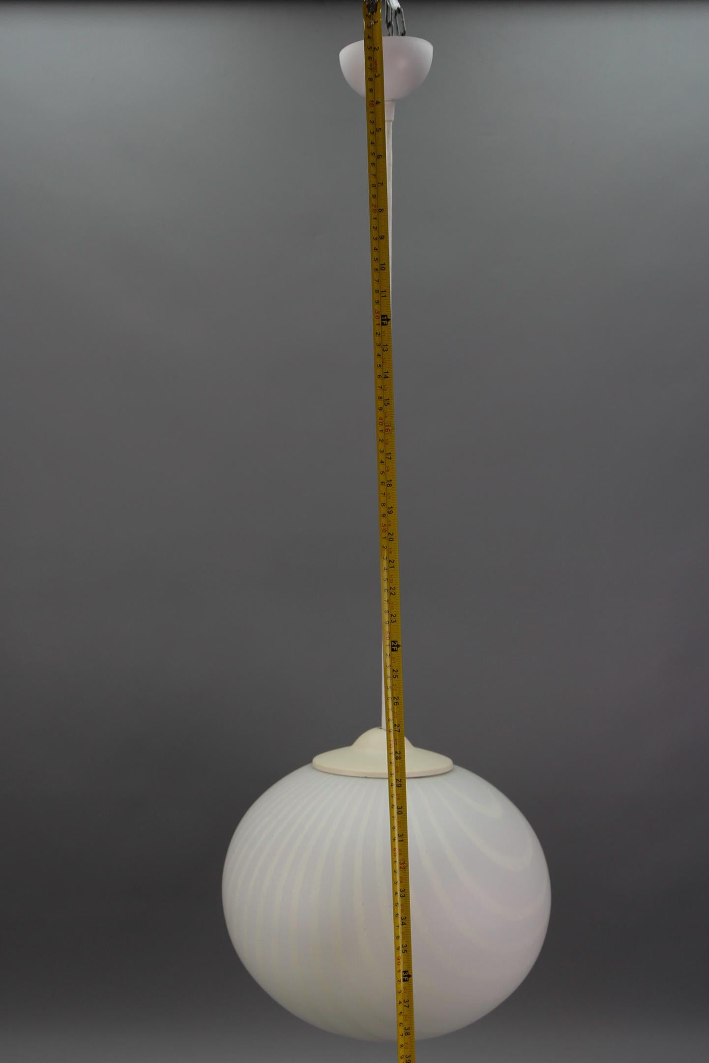 Lámpara Colgante Globo de Cristal Blanco y Color Crema de Mediados de Siglo by Peill & Putzler en venta 7