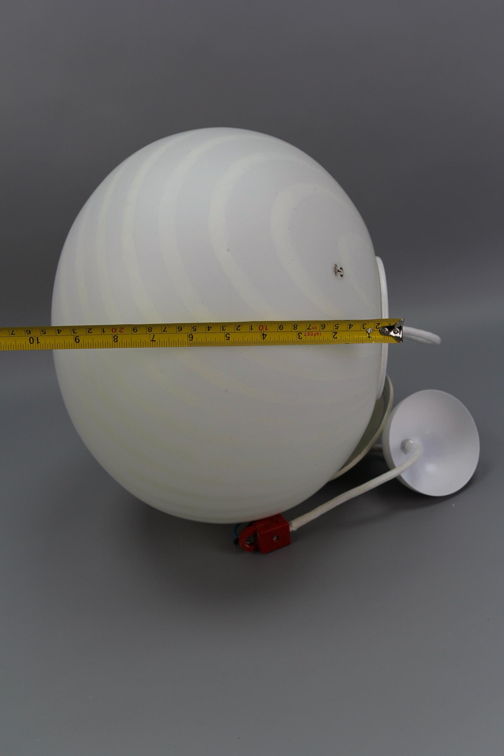 Lámpara Colgante Globo de Cristal Blanco y Color Crema de Mediados de Siglo by Peill & Putzler en venta 8