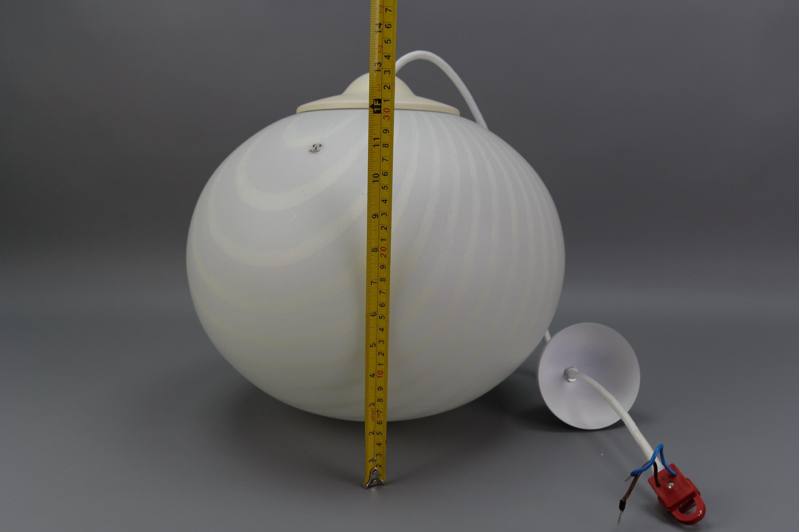 Lámpara Colgante Globo de Cristal Blanco y Color Crema de Mediados de Siglo by Peill & Putzler en venta 9
