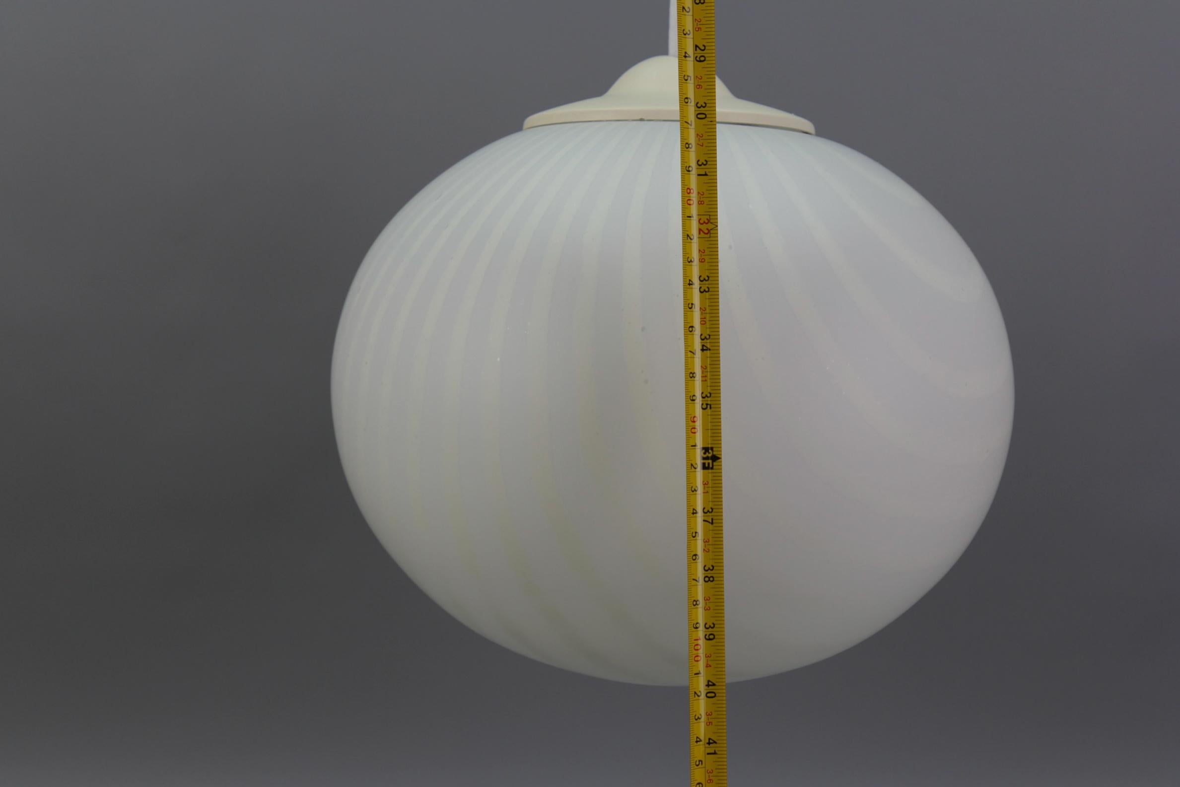 Lámpara Colgante Globo de Cristal Blanco y Color Crema de Mediados de Siglo by Peill & Putzler en venta 10