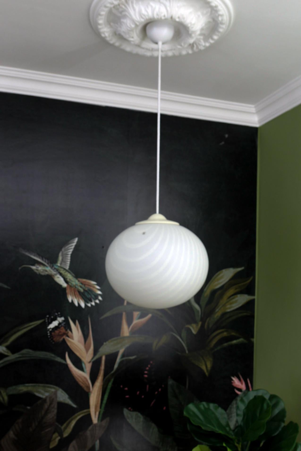 Lámpara Colgante Globo de Cristal Blanco y Color Crema de Mediados de Siglo by Peill & Putzler Moderno de mediados de siglo en venta