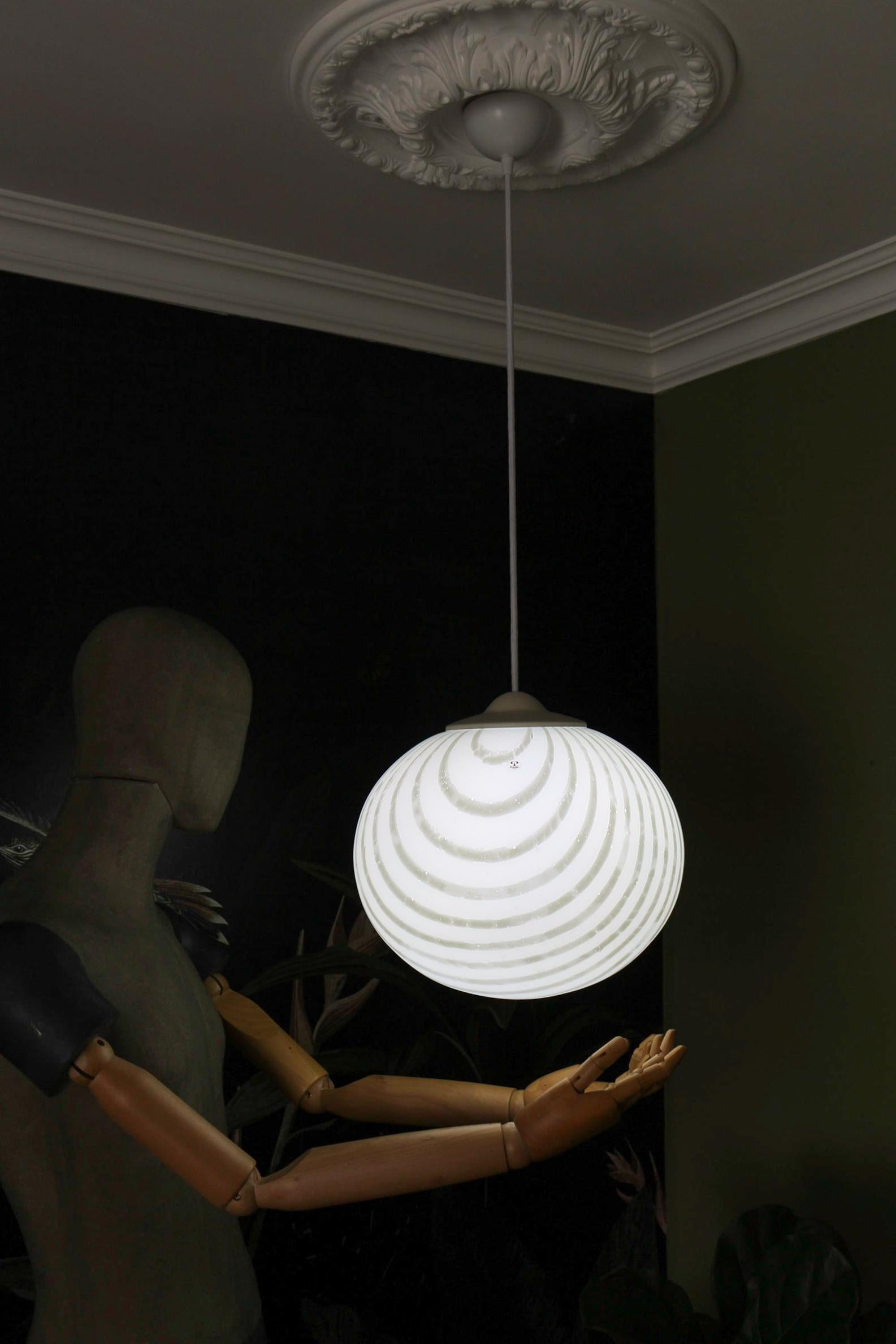 Lámpara Colgante Globo de Cristal Blanco y Color Crema de Mediados de Siglo by Peill & Putzler Alemán en venta