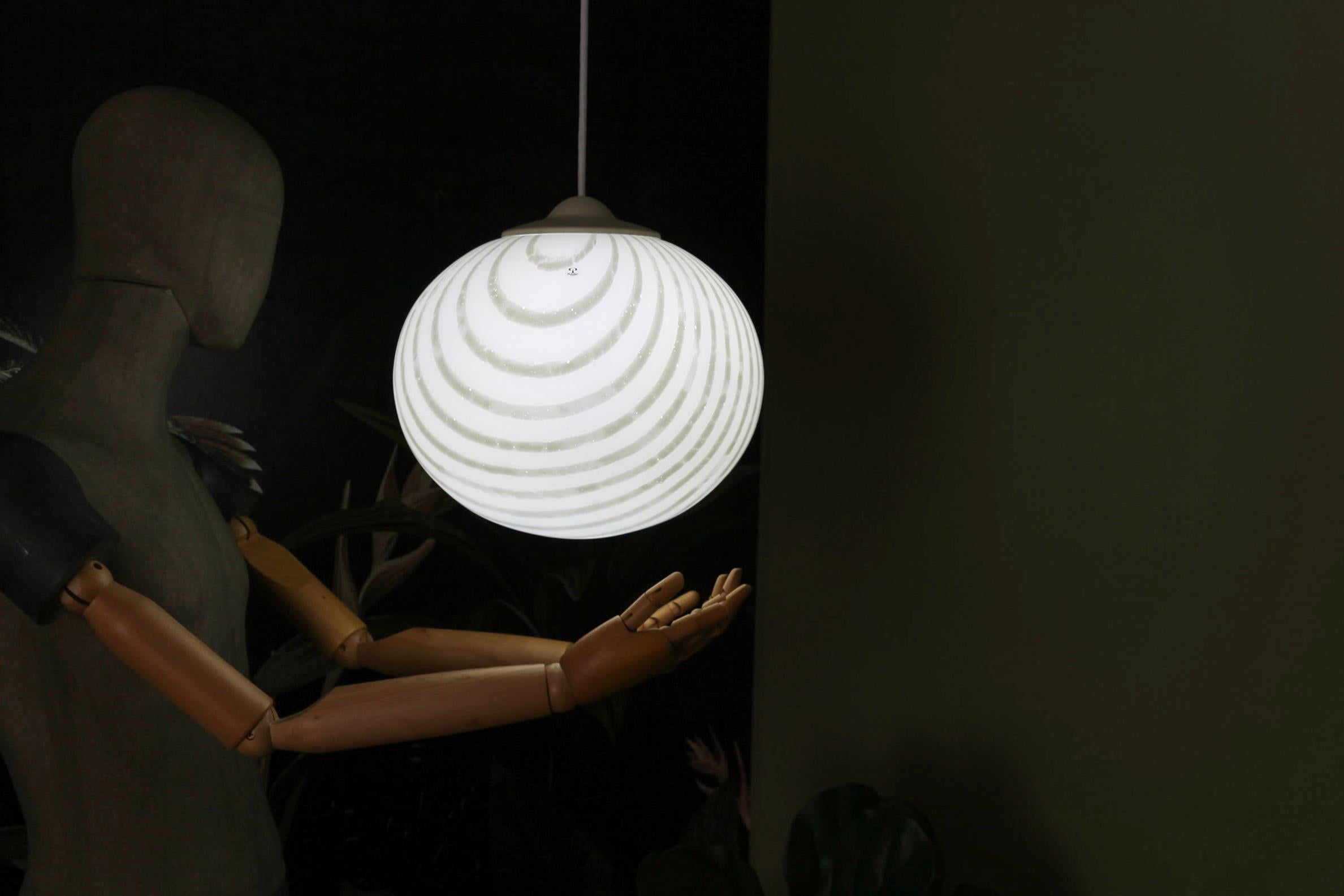 Lámpara Colgante Globo de Cristal Blanco y Color Crema de Mediados de Siglo by Peill & Putzler en Bueno estado para la venta en Barntrup, DE