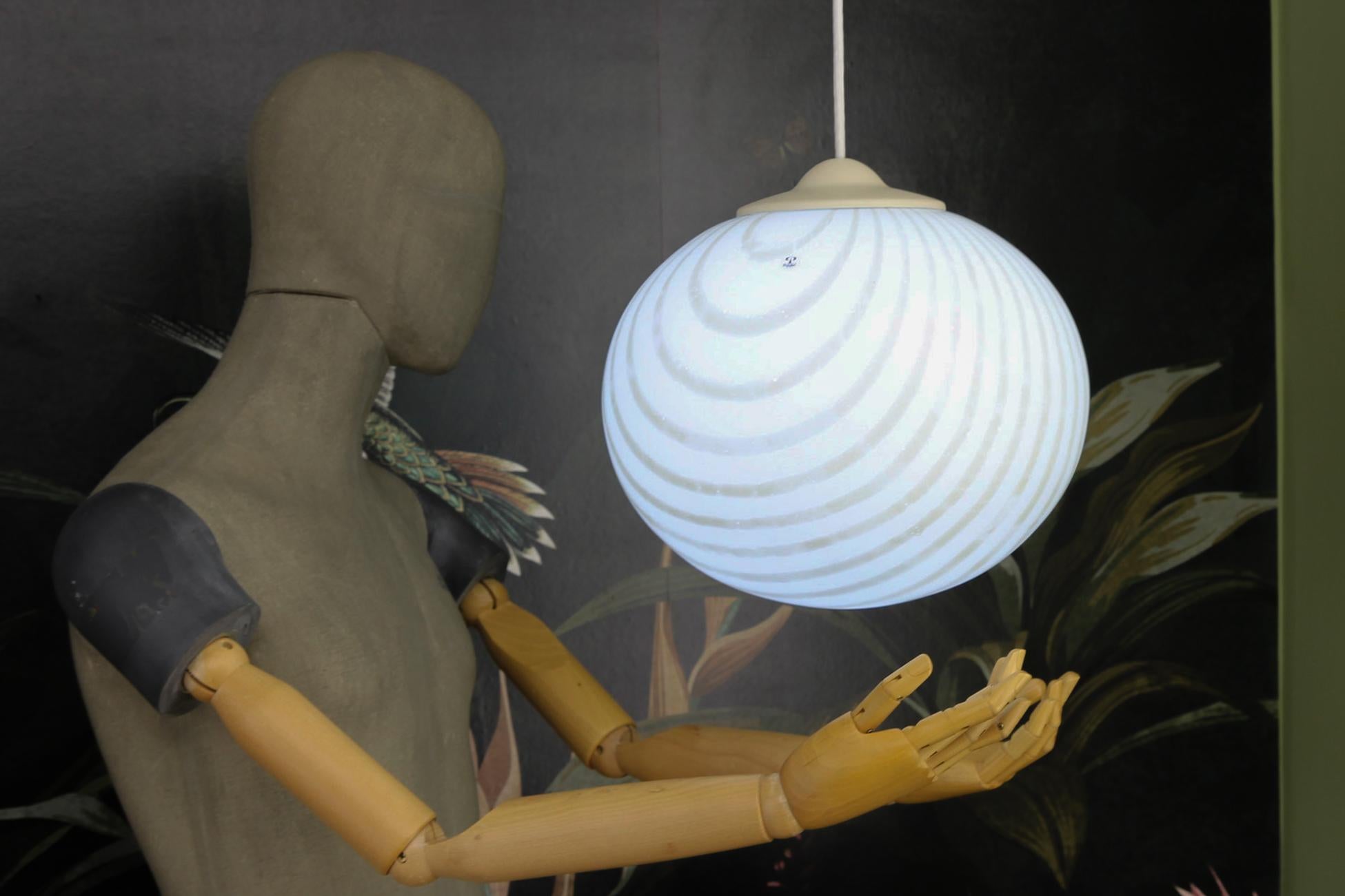Lámpara Colgante Globo de Cristal Blanco y Color Crema de Mediados de Siglo by Peill & Putzler finales del siglo XX en venta