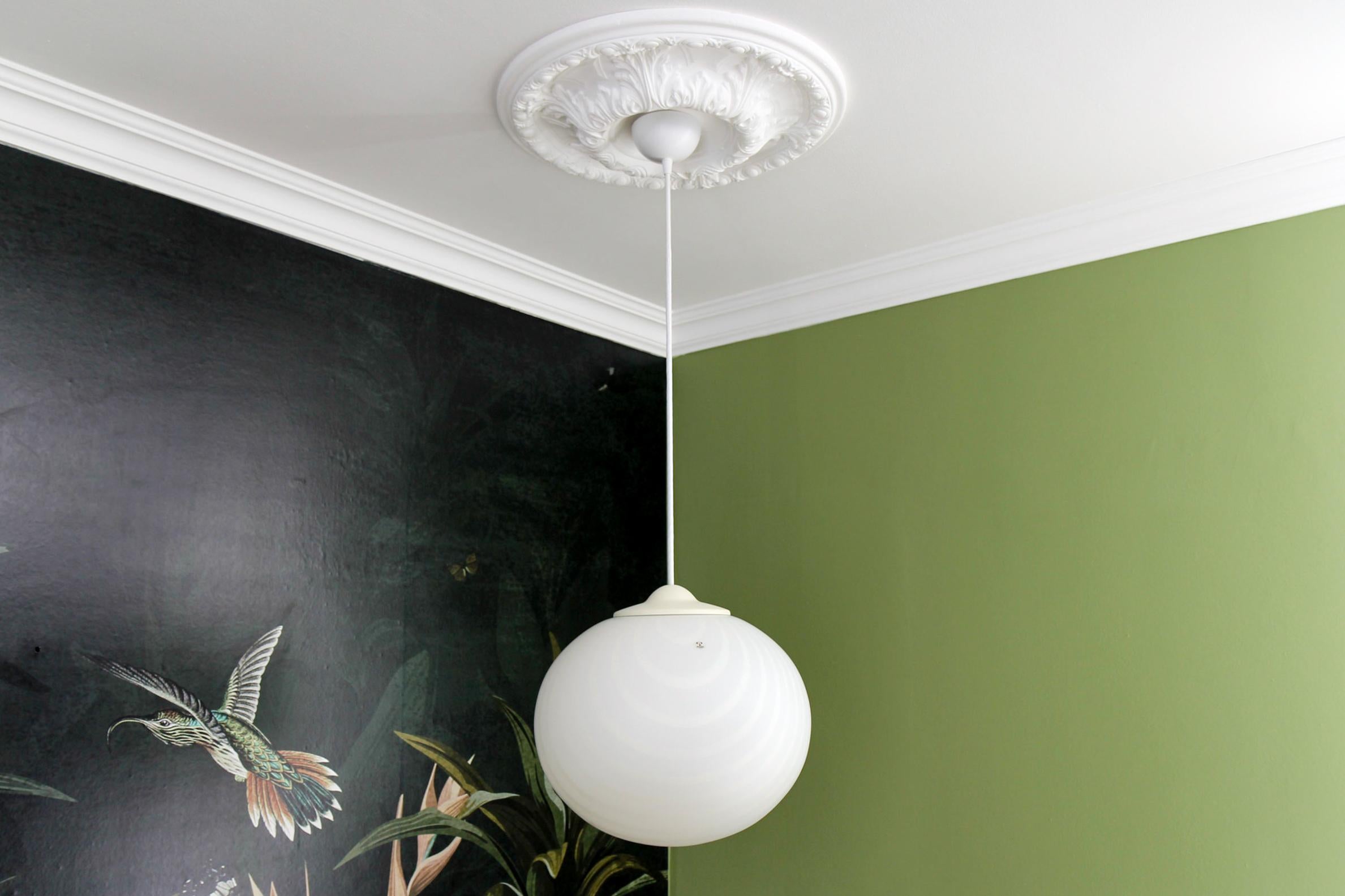 Lámpara Colgante Globo de Cristal Blanco y Color Crema de Mediados de Siglo by Peill & Putzler Vidrio en venta
