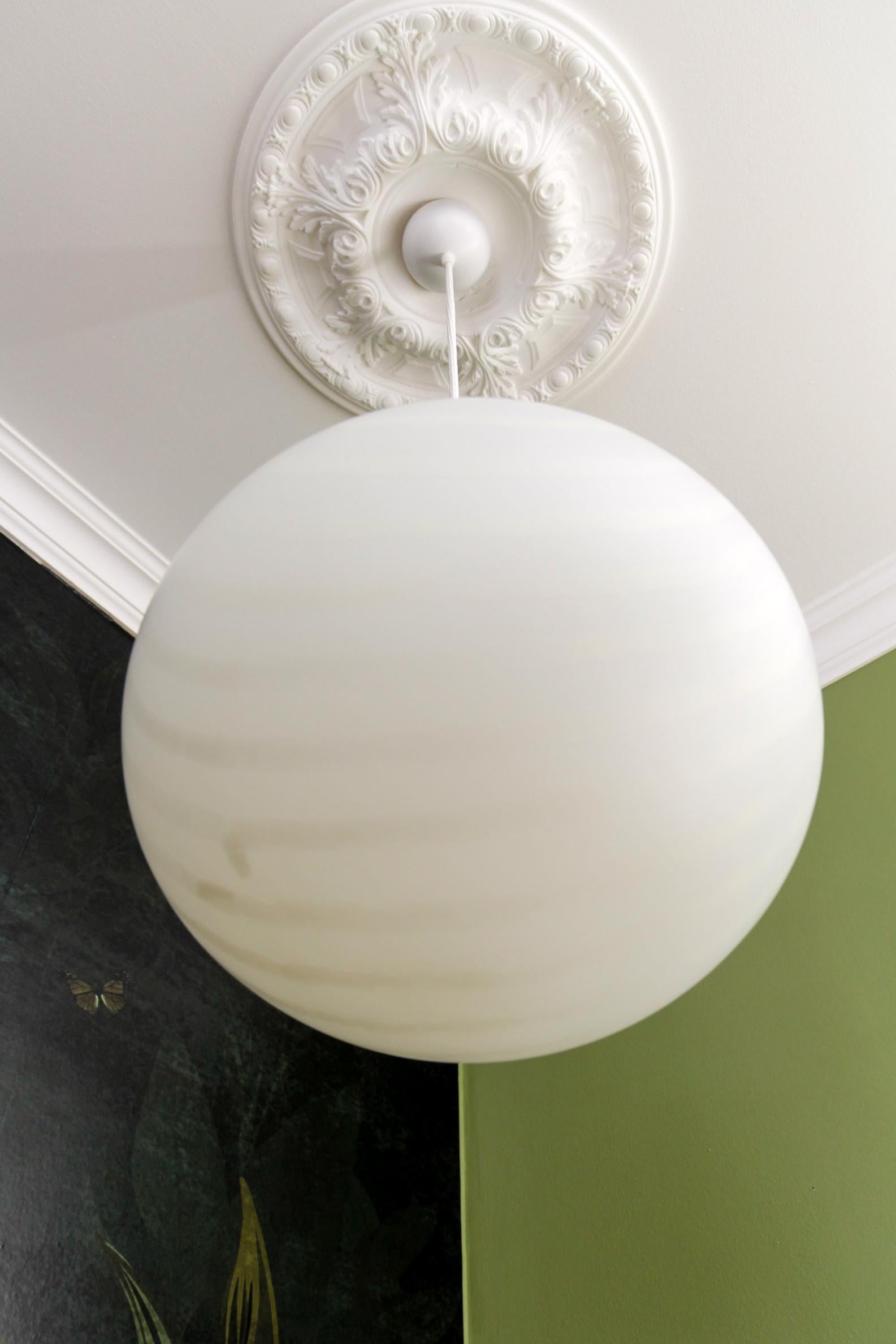 Lámpara Colgante Globo de Cristal Blanco y Color Crema de Mediados de Siglo by Peill & Putzler en venta 1