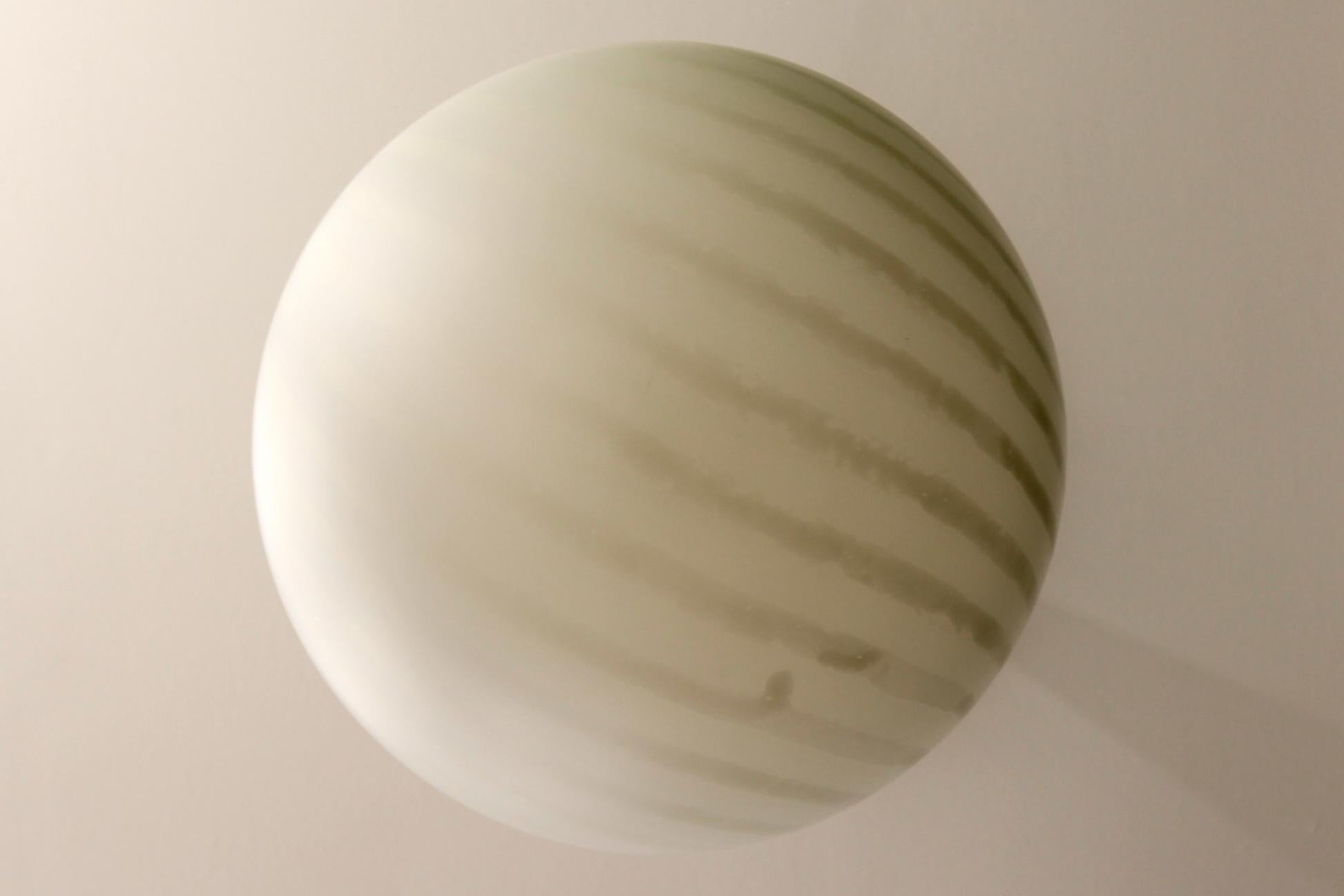 Lámpara Colgante Globo de Cristal Blanco y Color Crema de Mediados de Siglo by Peill & Putzler en venta 2