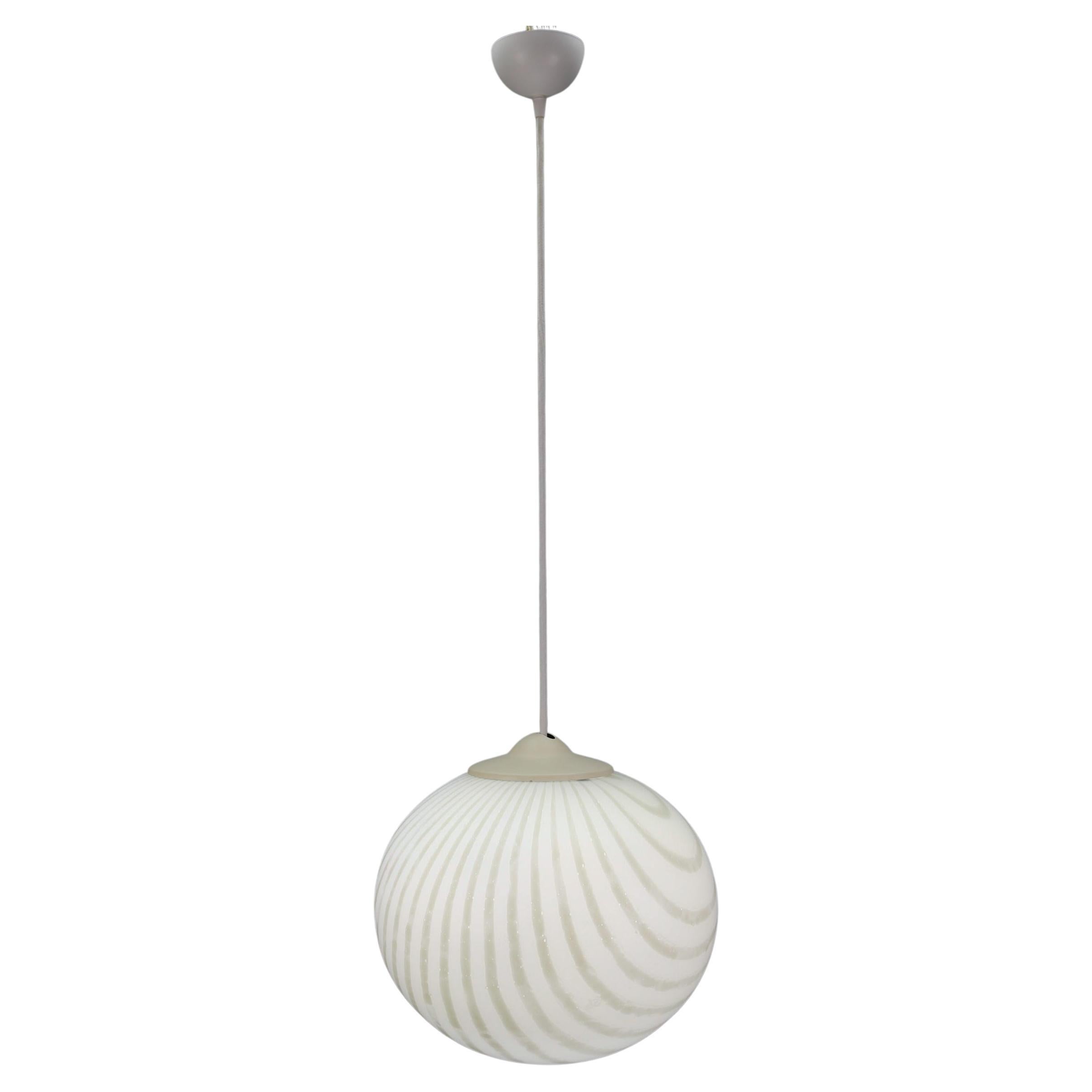 Lampe à suspension en verre de couleur blanche et crème du milieu du siècle dernier, Peill & Putzler