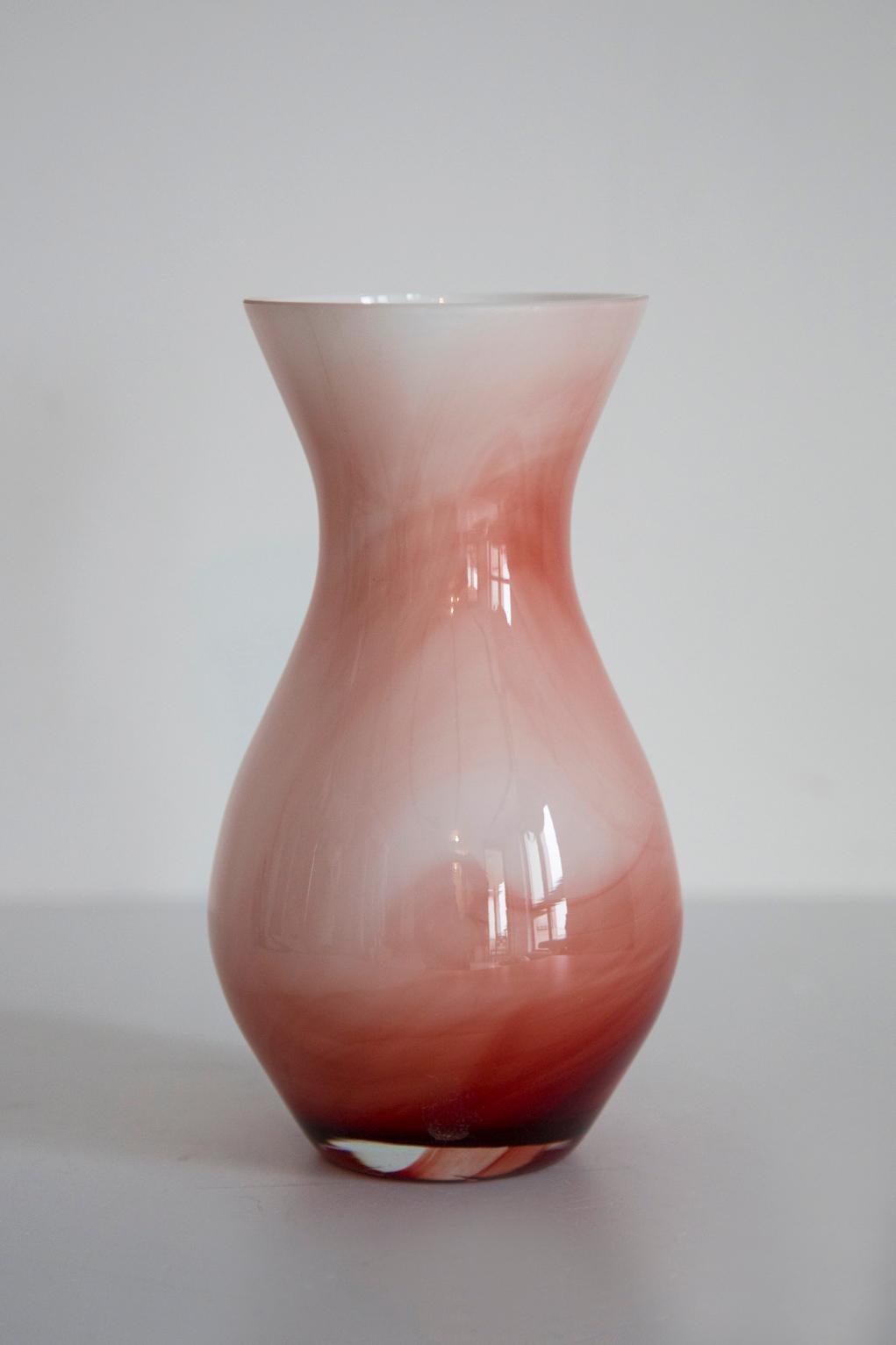 Polonais Vase artistique du milieu du siècle, blanc et orange, fait à la main, Europe, années 1960 en vente