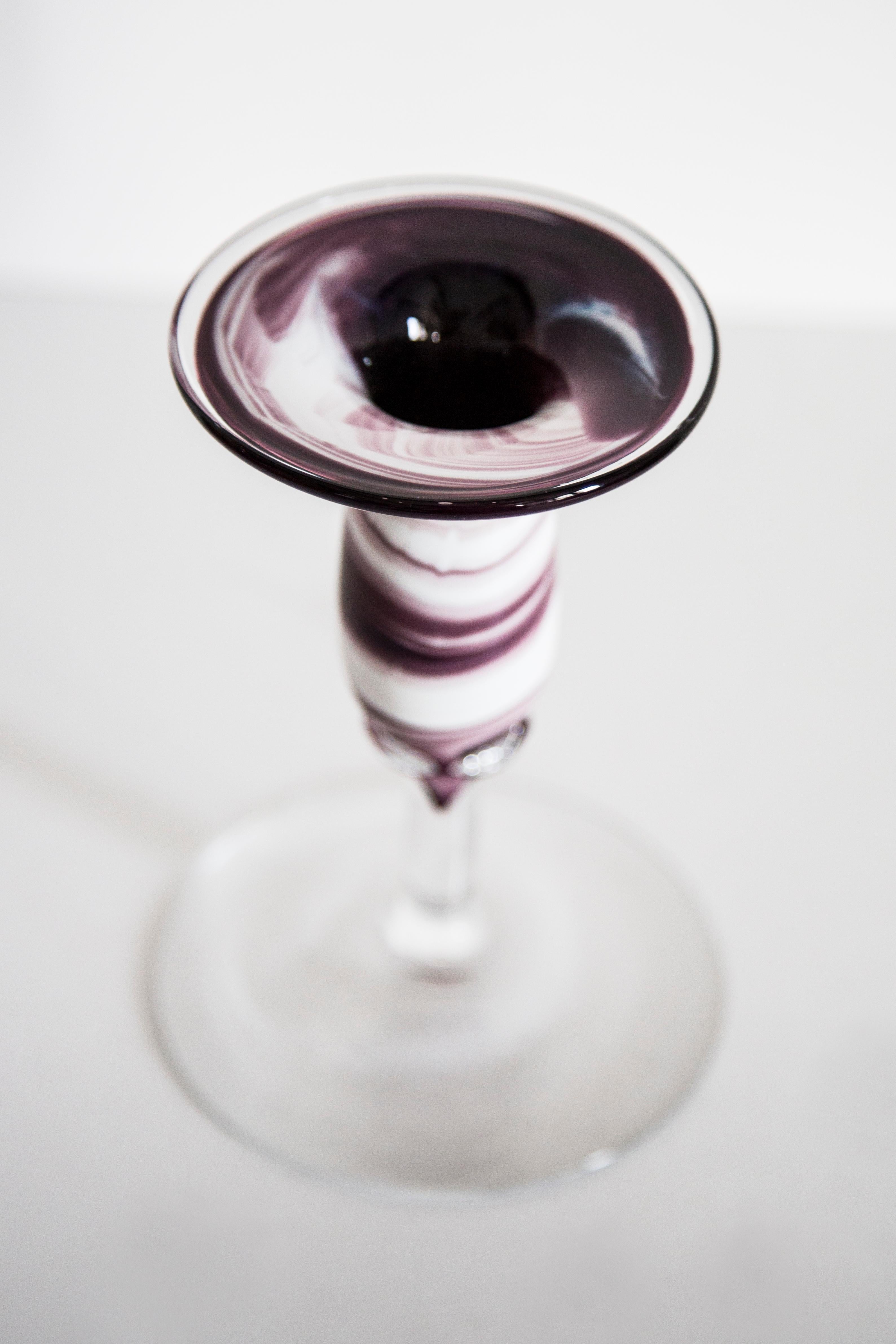 Pequeño candelabro de cristal artístico blanco y morado de mediados de siglo, Europa, años 70 en venta 3