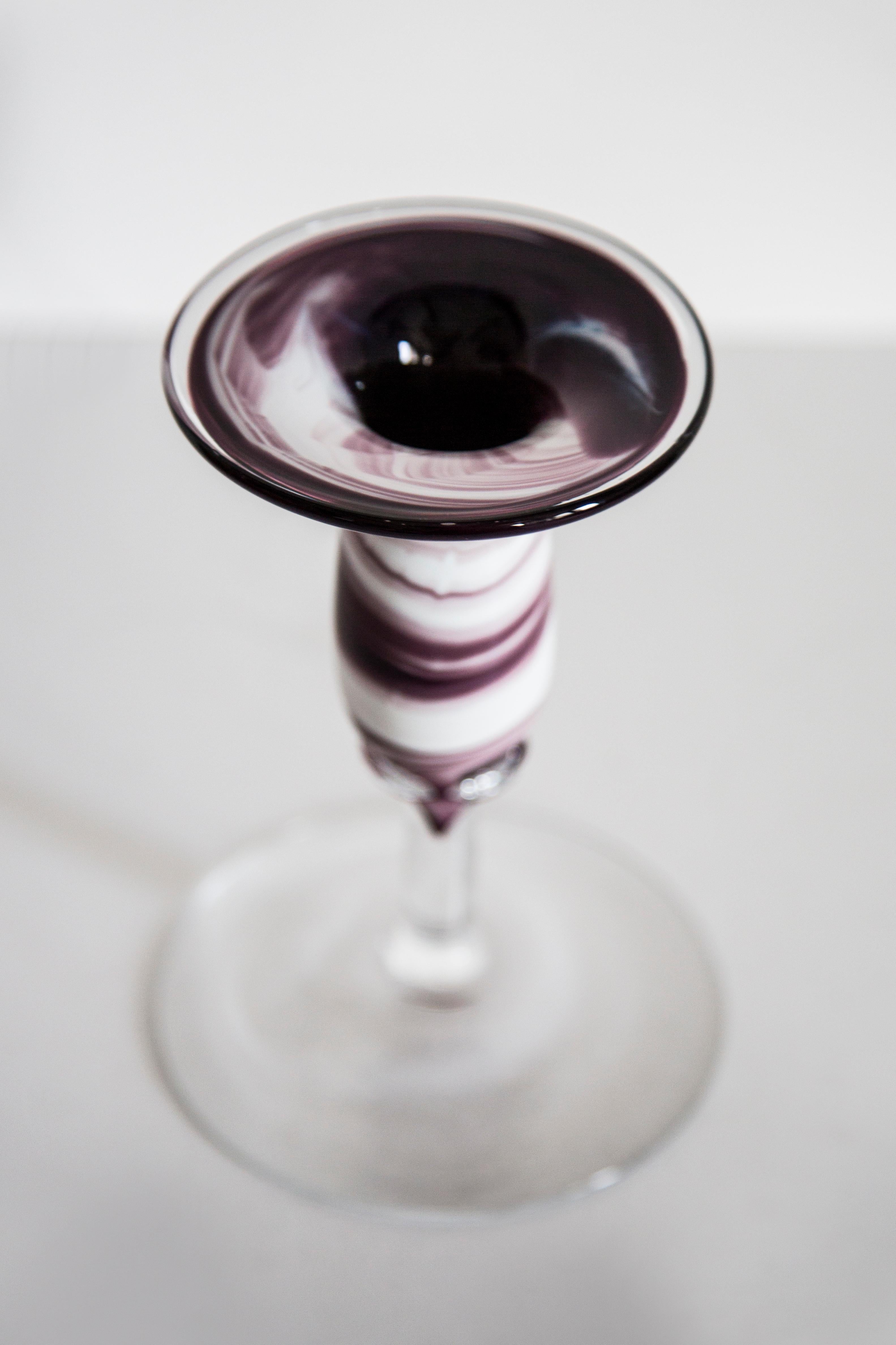 Pequeño candelabro de cristal artístico blanco y morado de mediados de siglo, Europa, años 70 en venta 4