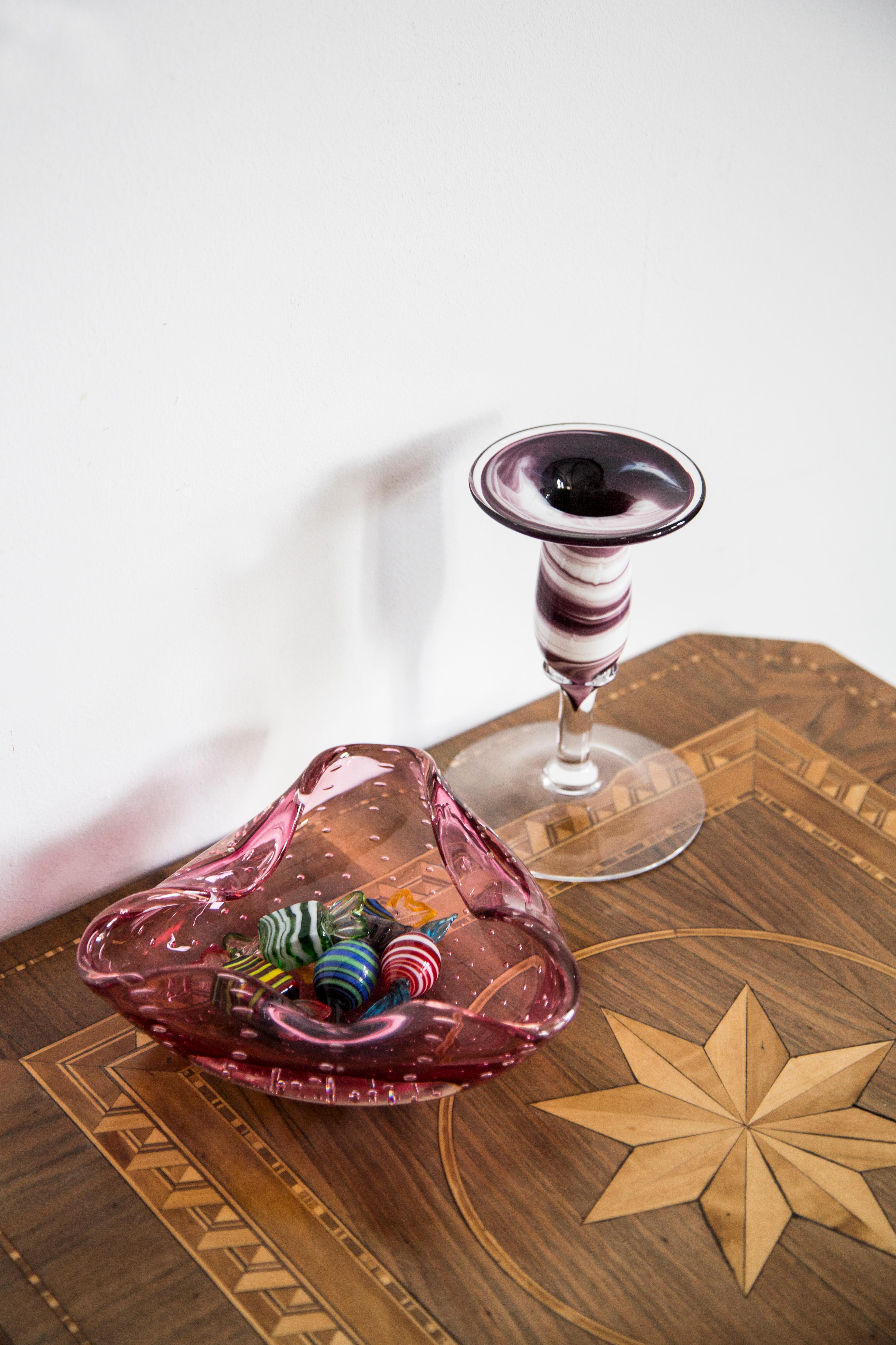 Pequeño candelabro de cristal artístico blanco y morado de mediados de siglo, Europa, años 70 Moderno de mediados de siglo en venta