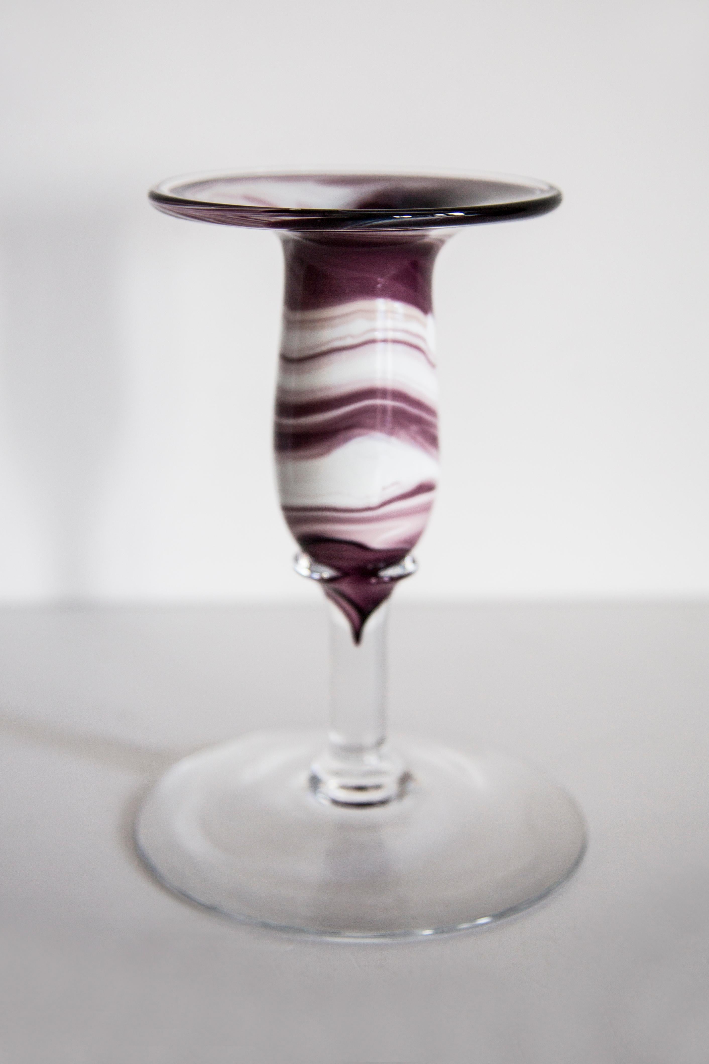 Pequeño candelabro de cristal artístico blanco y morado de mediados de siglo, Europa, años 70 Polaco en venta