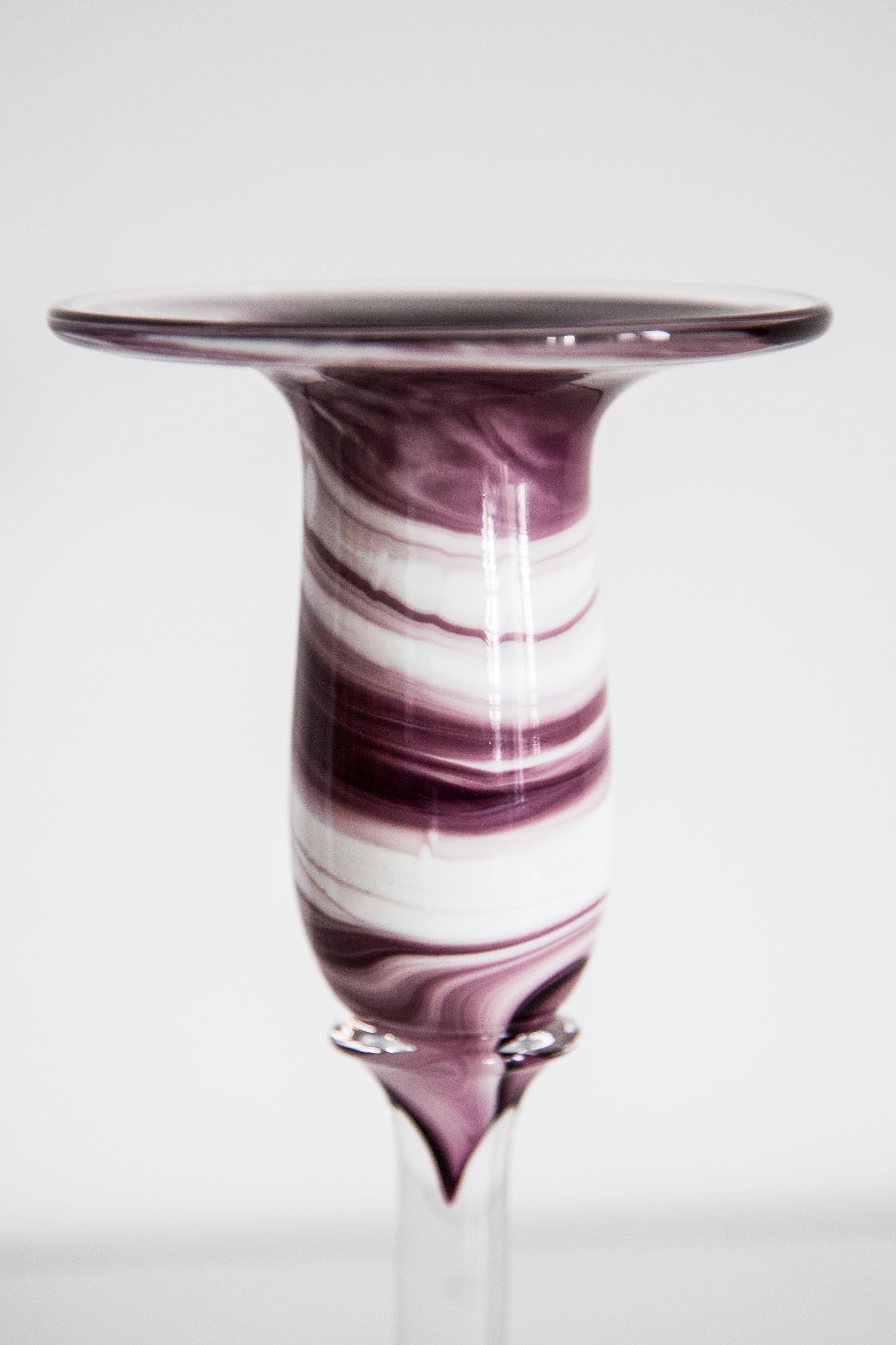 Pequeño candelabro de cristal artístico blanco y morado de mediados de siglo, Europa, años 70 en venta 1