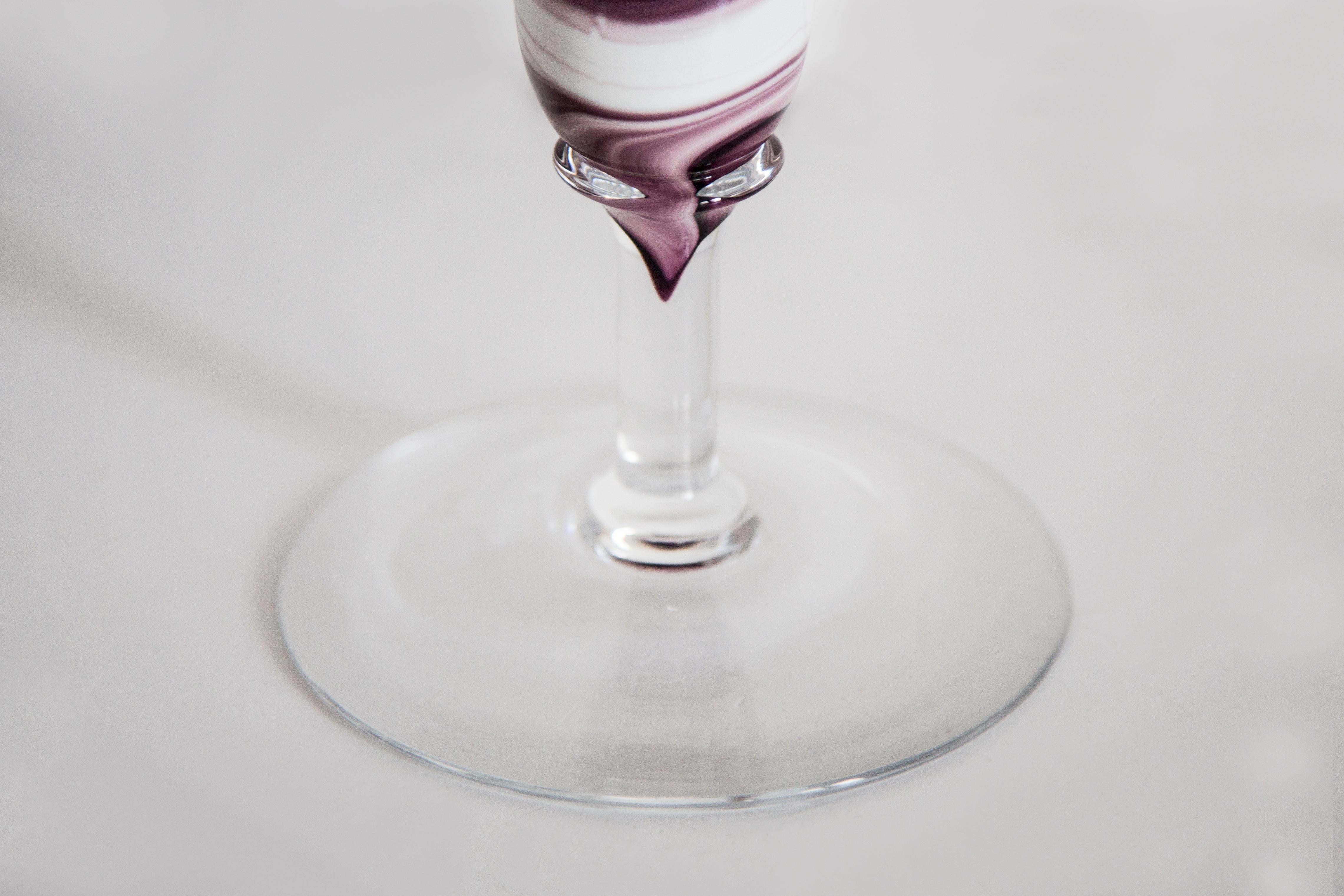 Pequeño candelabro de cristal artístico blanco y morado de mediados de siglo, Europa, años 70 en venta 2
