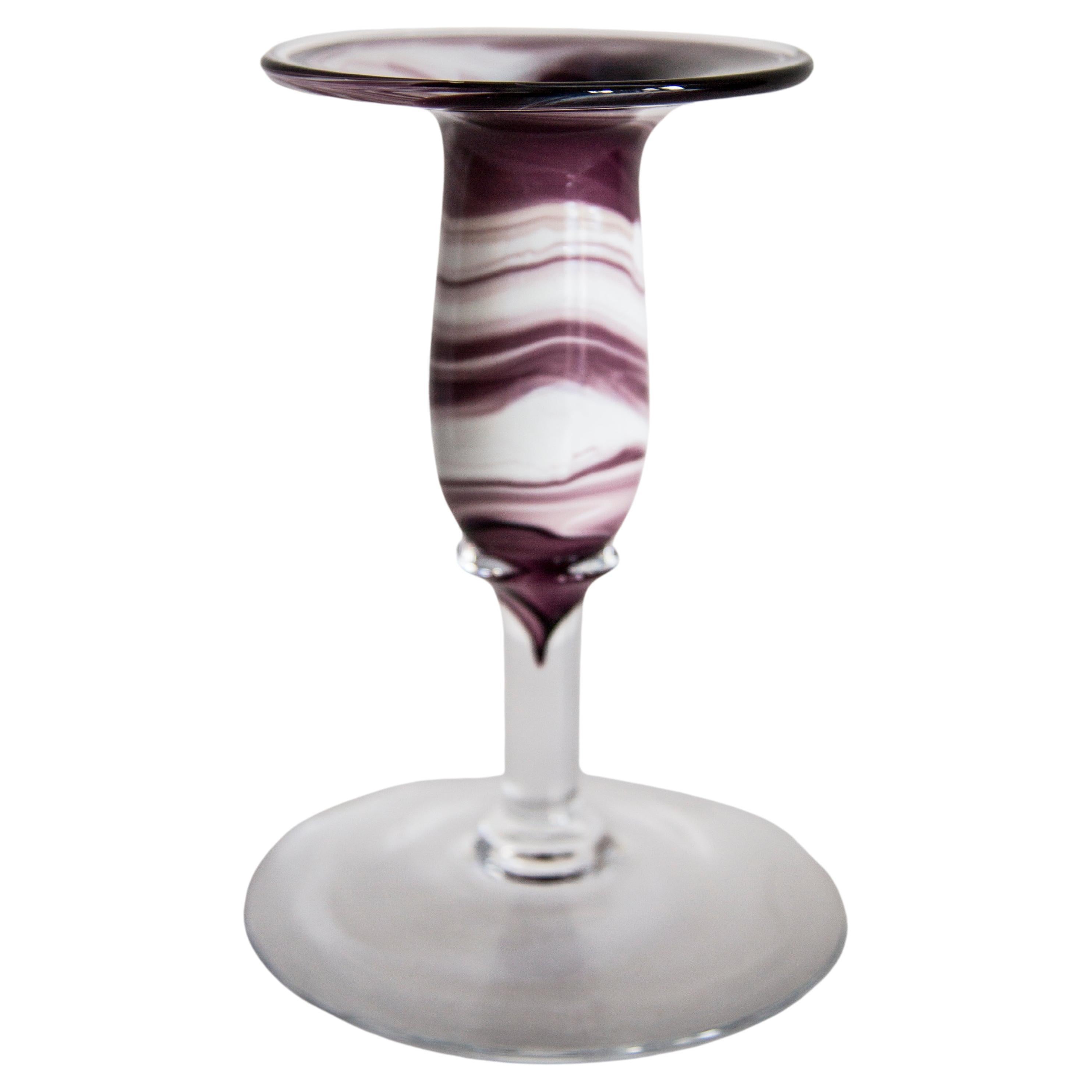 Pequeño candelabro de cristal artístico blanco y morado de mediados de siglo, Europa, años 70 en venta