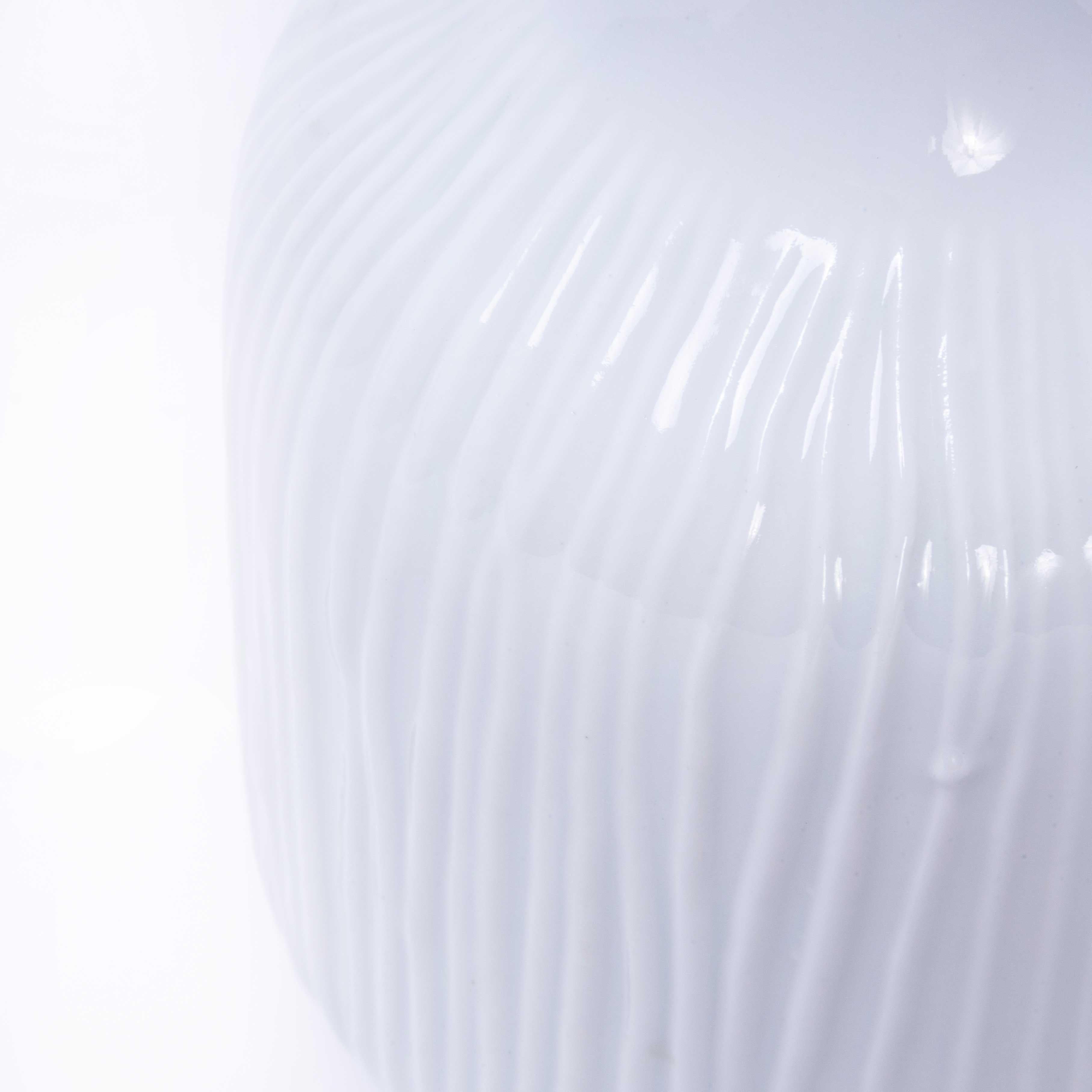 Vase en porcelaine blanche Arabia du milieu du siècle Bon état - En vente à Hook, Hampshire
