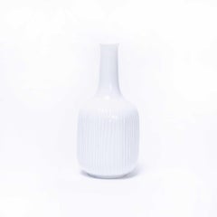 Vase en porcelaine blanche d'Arabie du milieu du siècle dernier