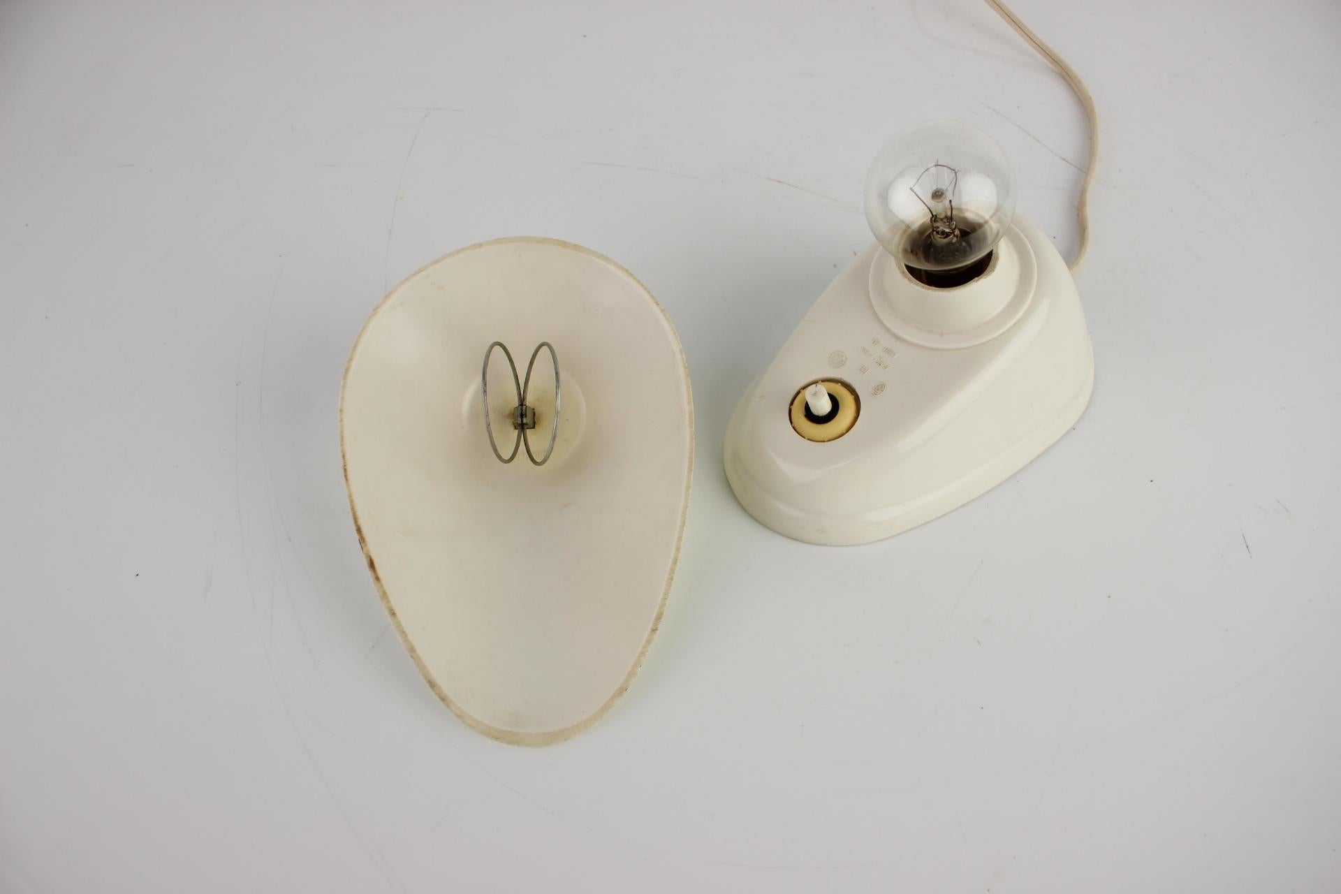 Mid-Century White Bakelite Table or Wall Lamp, 1960s For Sale 4