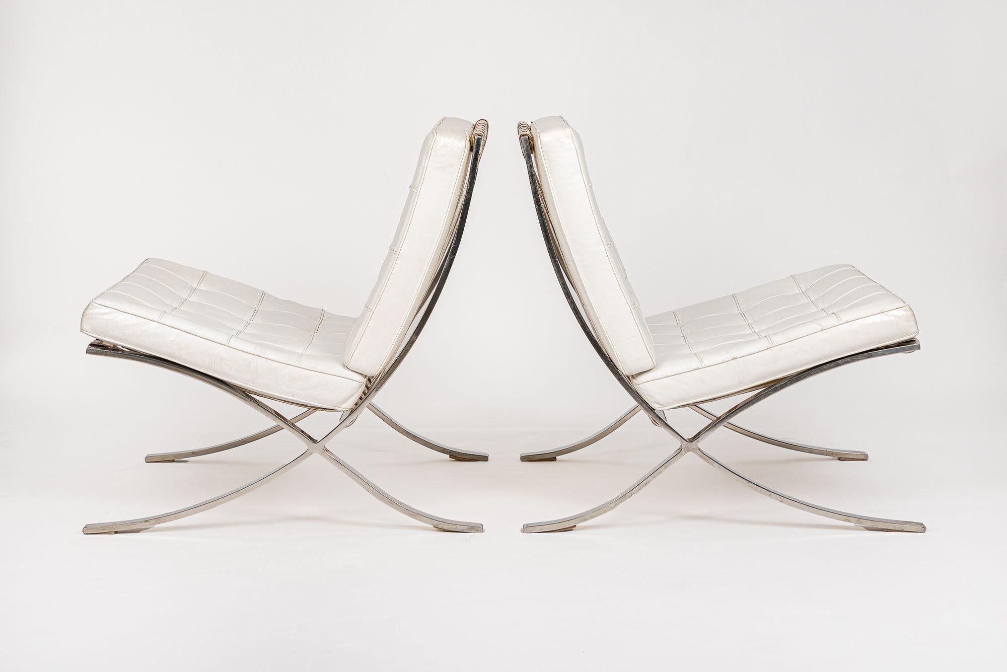 Weiße Barcelona-Stühle aus der Mitte des Jahrhunderts von Mies van der Rohe für Knoll (amerikanisch) im Angebot