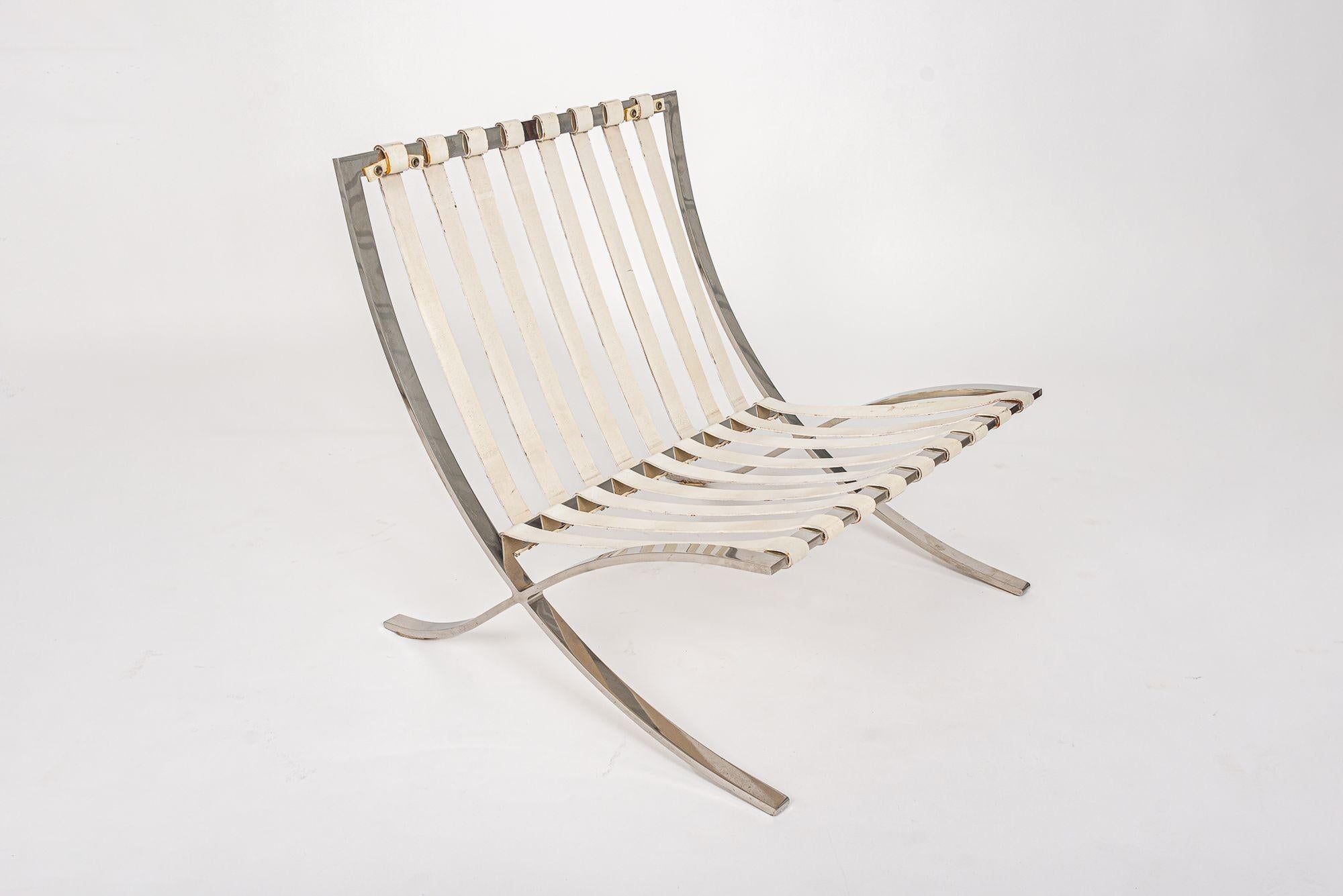 Weiße Barcelona-Stühle aus der Mitte des Jahrhunderts von Mies van der Rohe für Knoll (Ende des 20. Jahrhunderts) im Angebot