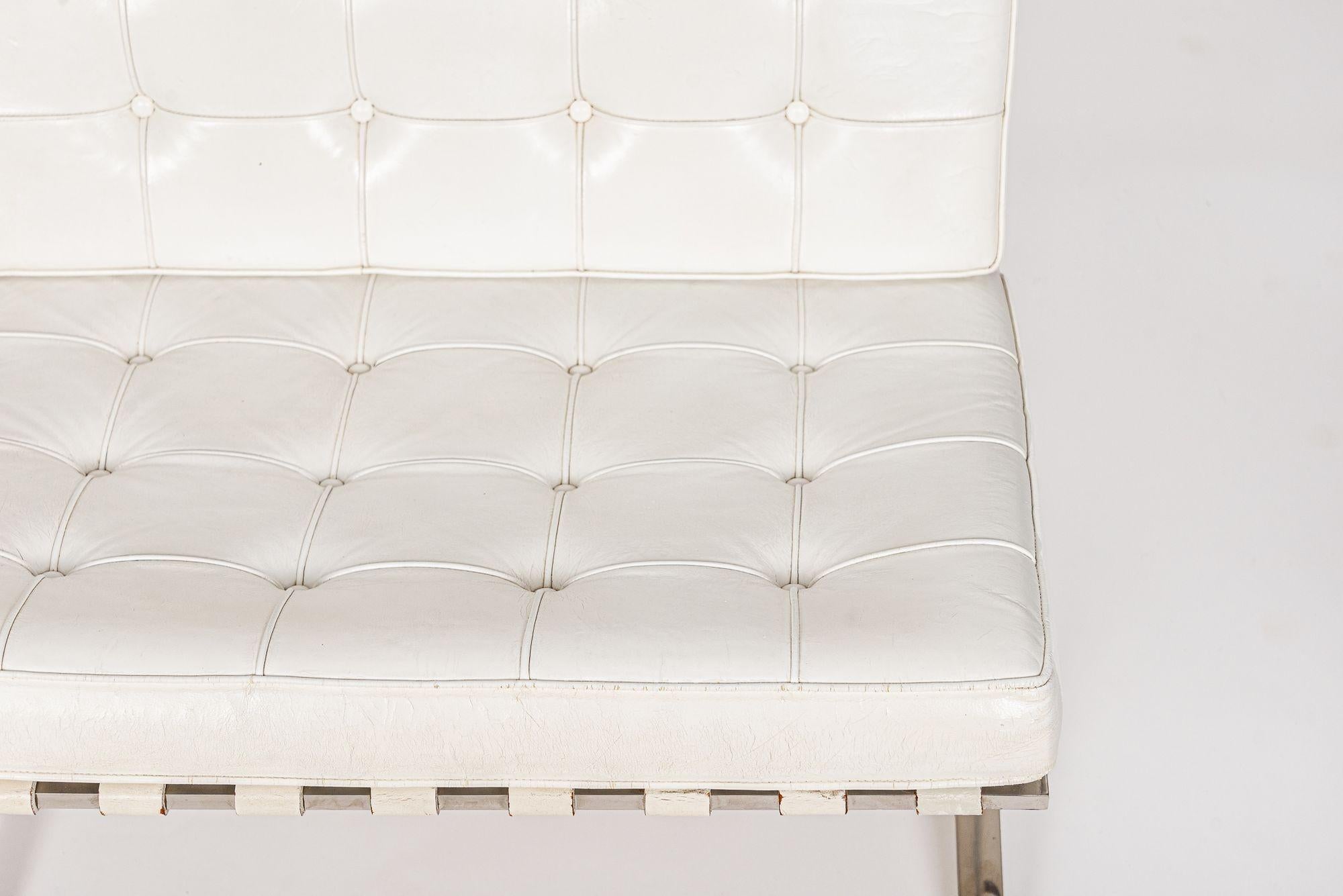 Weiße Barcelona-Stühle aus der Mitte des Jahrhunderts von Mies van der Rohe für Knoll (Stahl) im Angebot