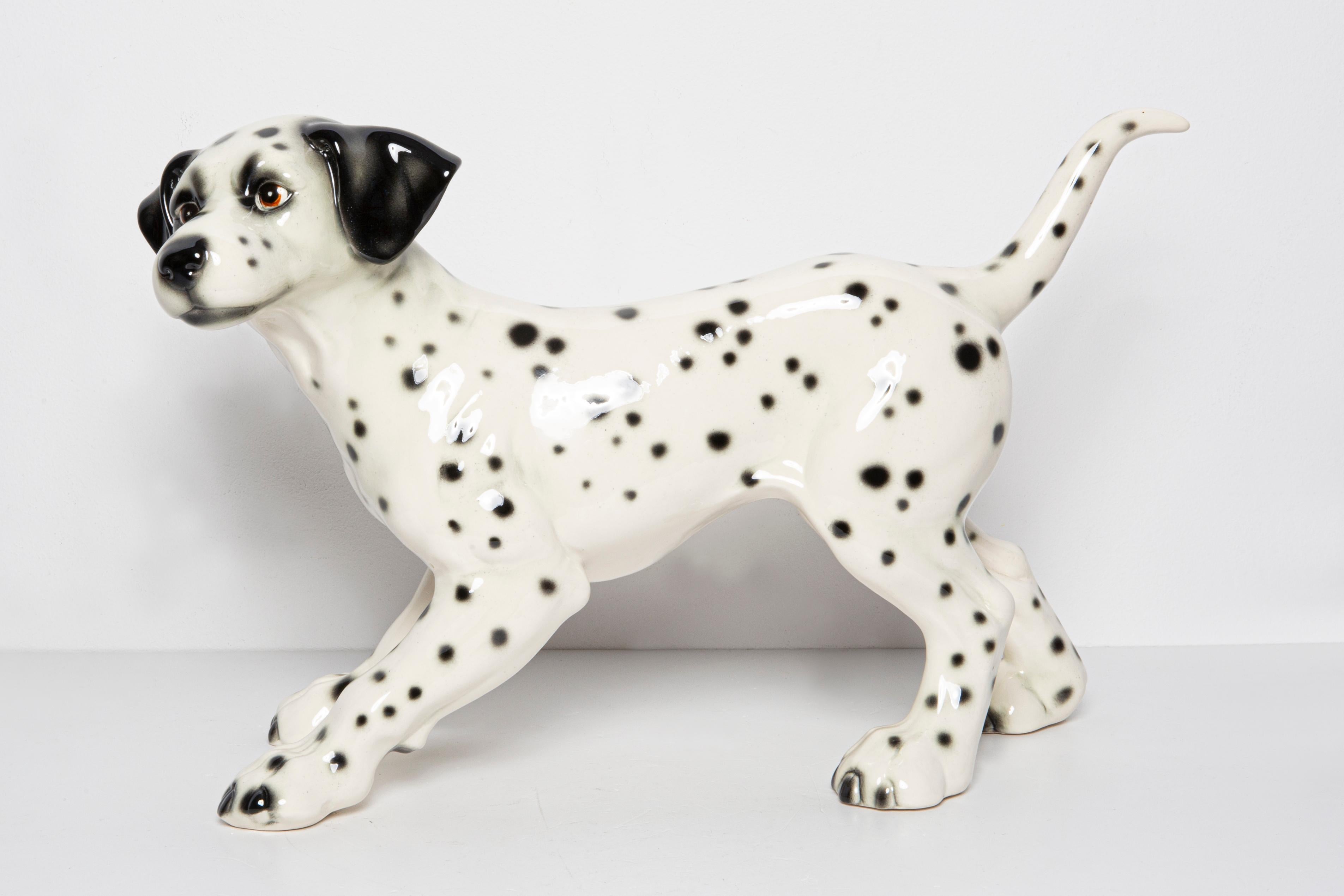 Céramique peinte, très bon état d'origine vintage. Belle et unique sculpture décorative. La sculpture du chien dalmatien a été produite en Allemagne. Un seul chien disponible. Céramique signée. 