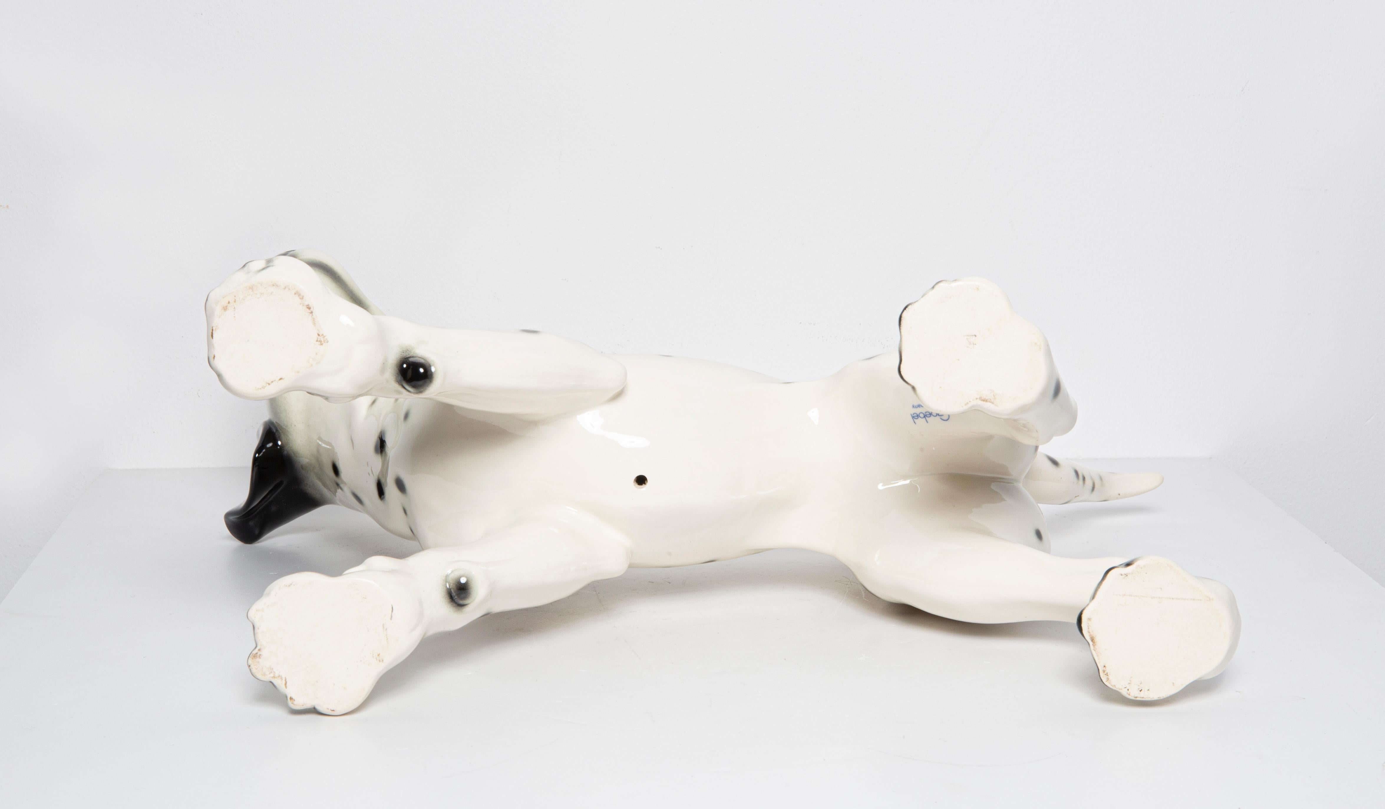 Sculpture du milieu du siècle en céramique représentant un grand chien dalmatien blanc, Goebel, Allemagne, années 1960 en vente 1