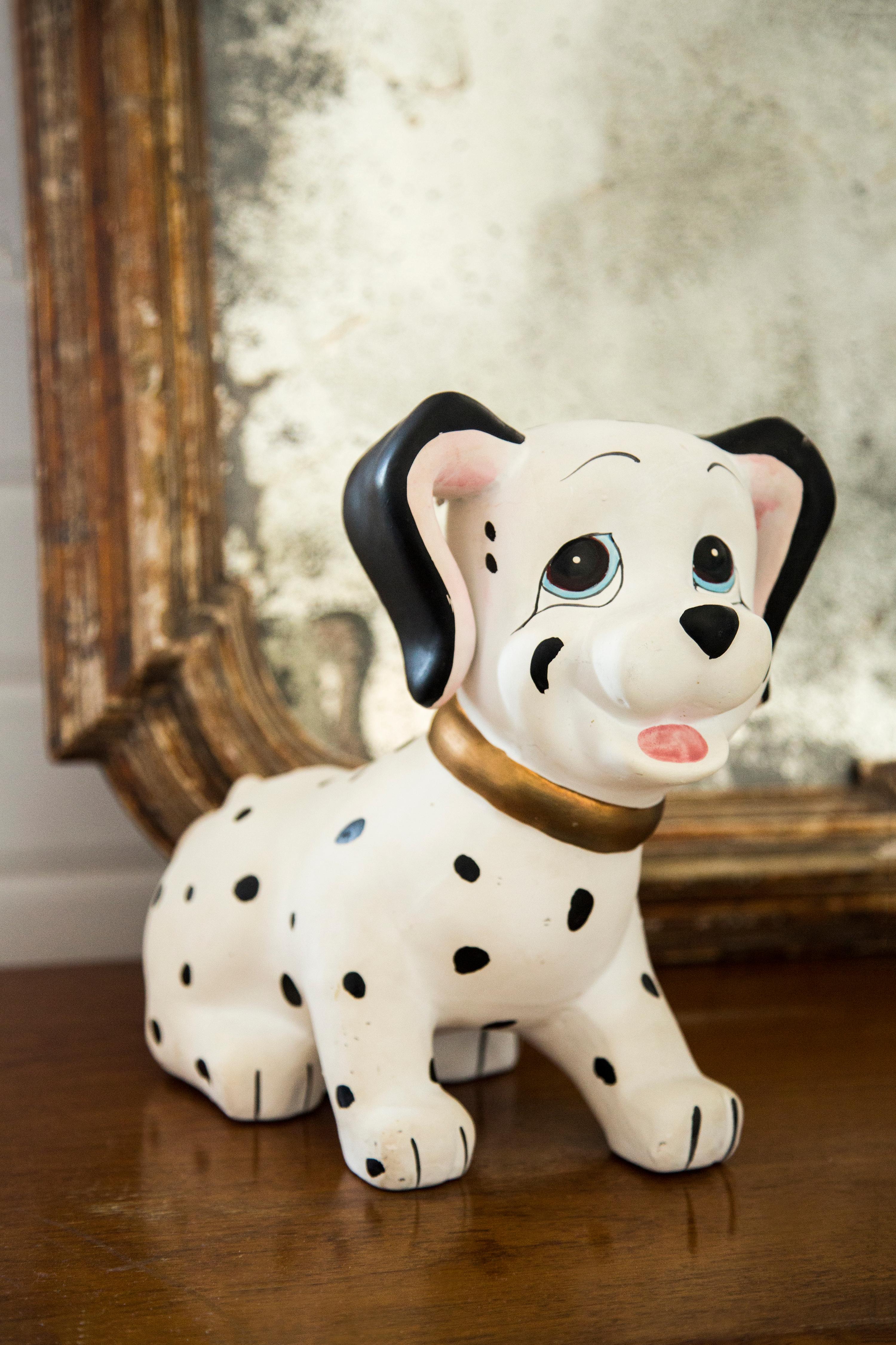 Céramique peinte, très bon état d'origine vintage. Pas de dommages ni de fissures. Belle et unique sculpture décorative. La sculpture de chien dalmatien a été produite en Italie. Un seul chien disponible.