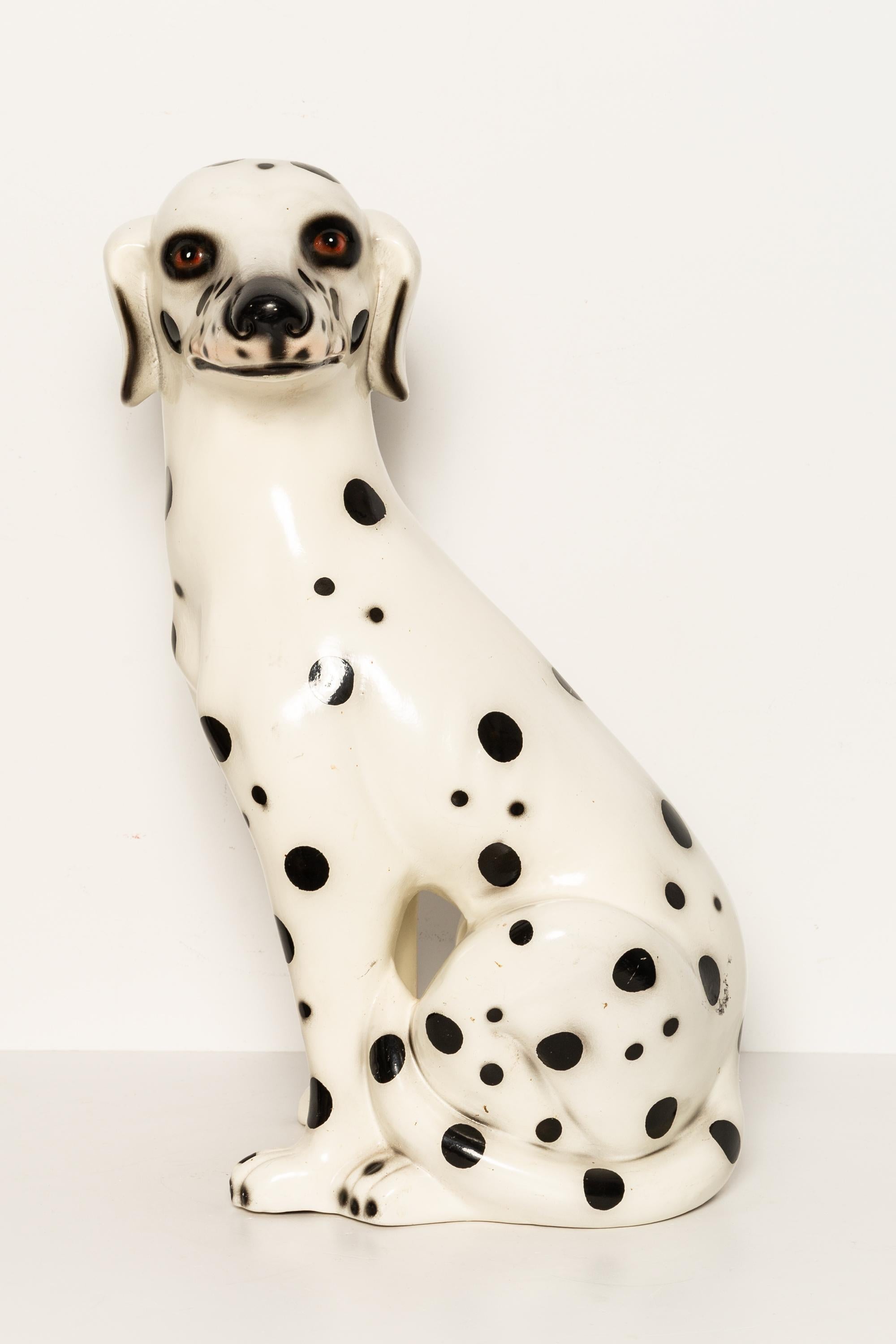 Terre cuite peinte, très bon état d'origine. Belle et unique sculpture décorative. La sculpture du chien dalmatien a été produite en Italie. Un seul chien disponible. 