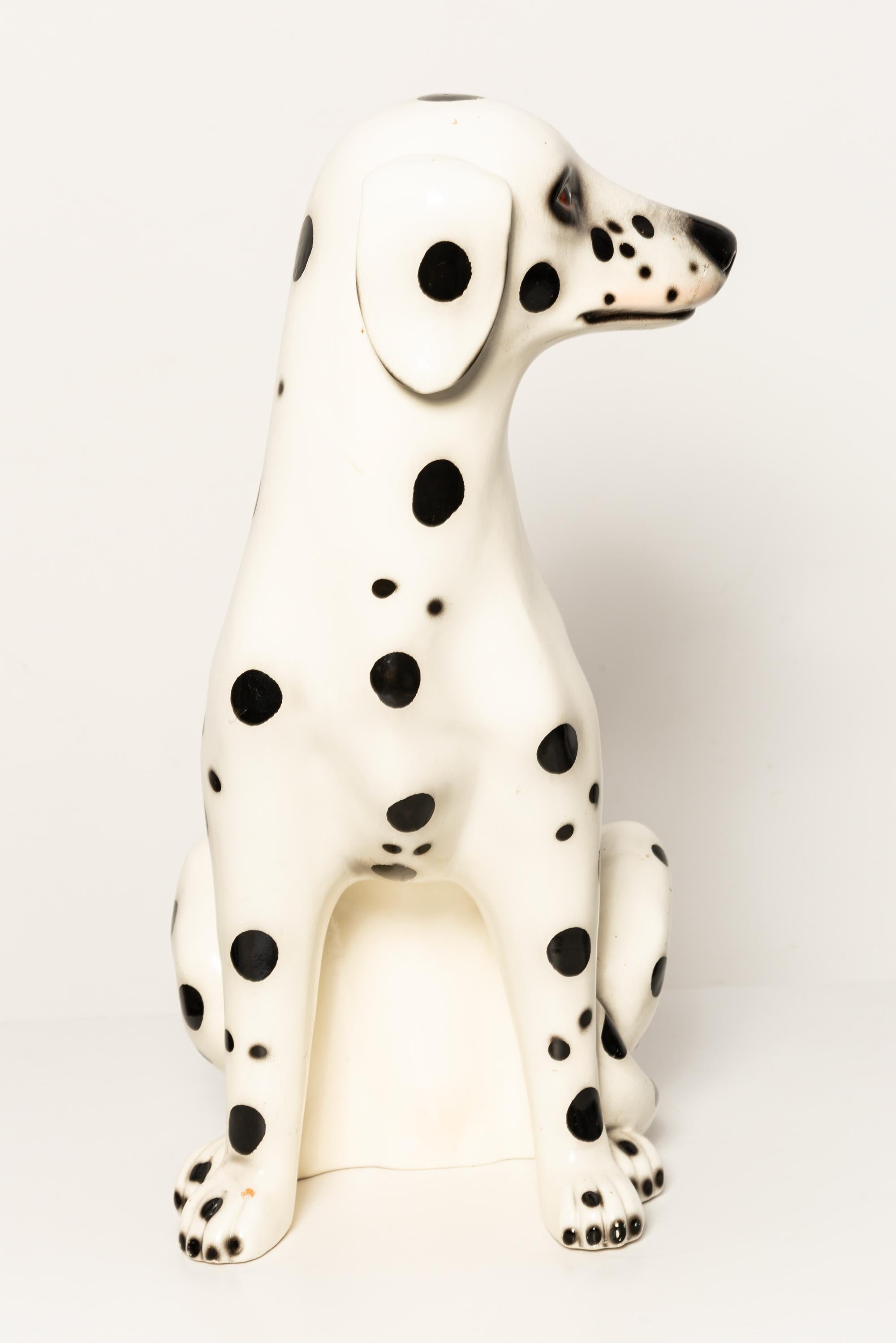 Peint à la main Sculpture en terre cuite du milieu du siècle avec un grand chien dalmatien blanc, Italie, années 1960 en vente