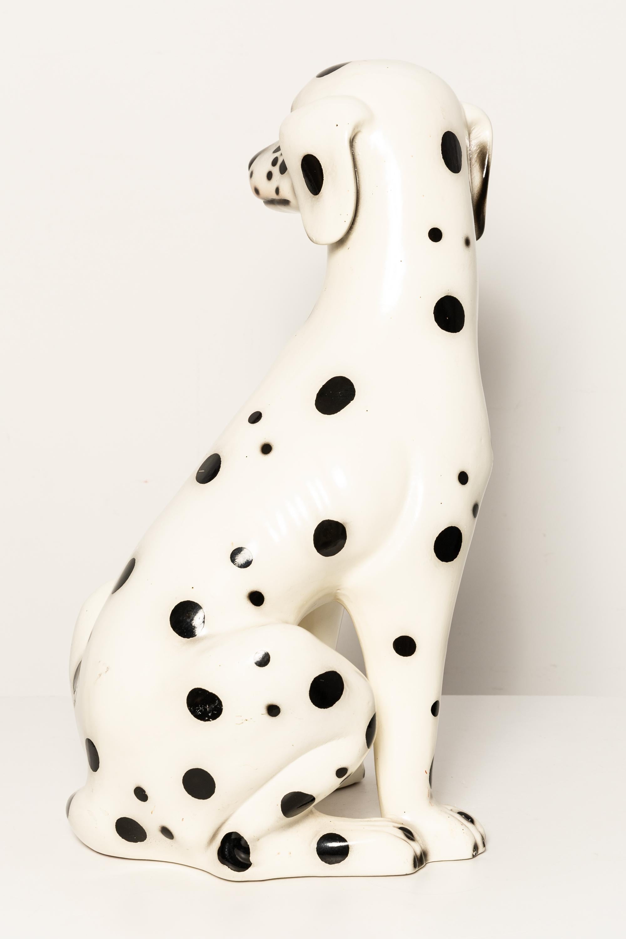 Céramique Sculpture en terre cuite du milieu du siècle avec un grand chien dalmatien blanc, Italie, années 1960 en vente