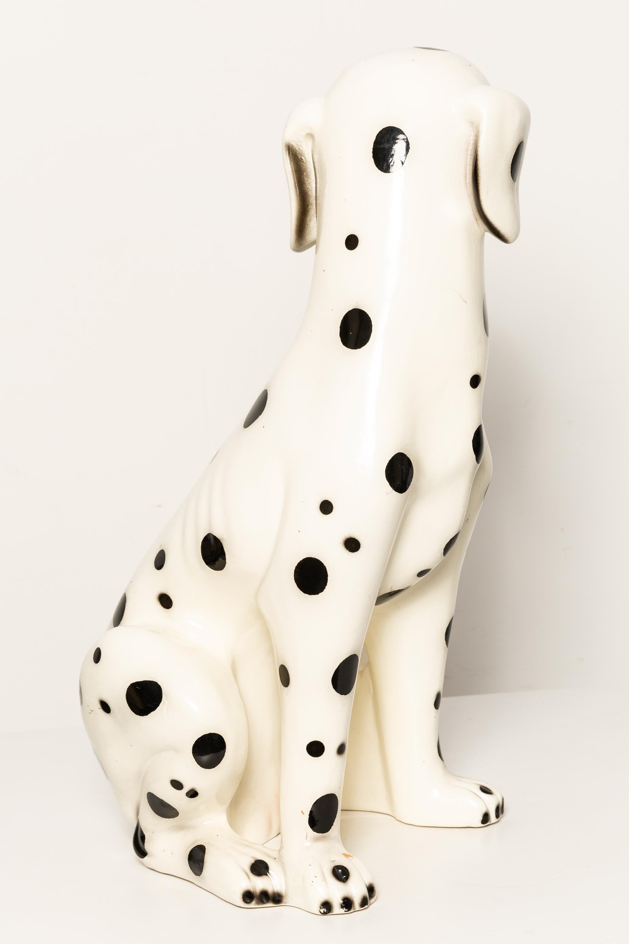 Sculpture en terre cuite du milieu du siècle avec un grand chien dalmatien blanc, Italie, années 1960 en vente 1