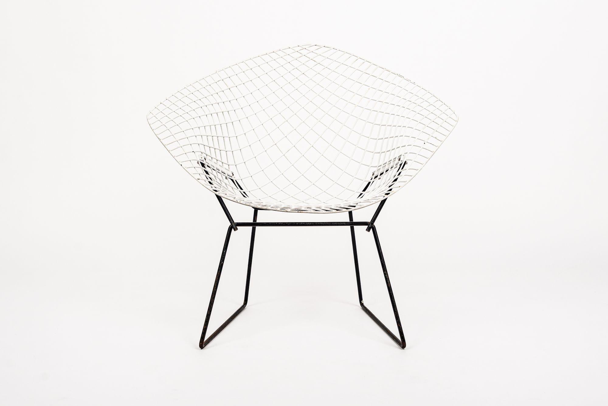 This vintage mid century modern diamond wire lounge chairs designed by Harry Bertoia for Knoll is circa 1970. Originally designed by Bertoia in 1952, the industrial material and sculptural form of this iconic chair has become a fixture of American