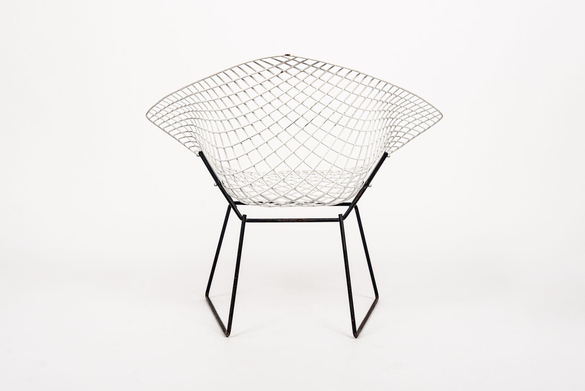 Mid Century White & Black Diamond Wire Chair by Bertoia for Knoll In Good Condition For Sale In Detroit, MI