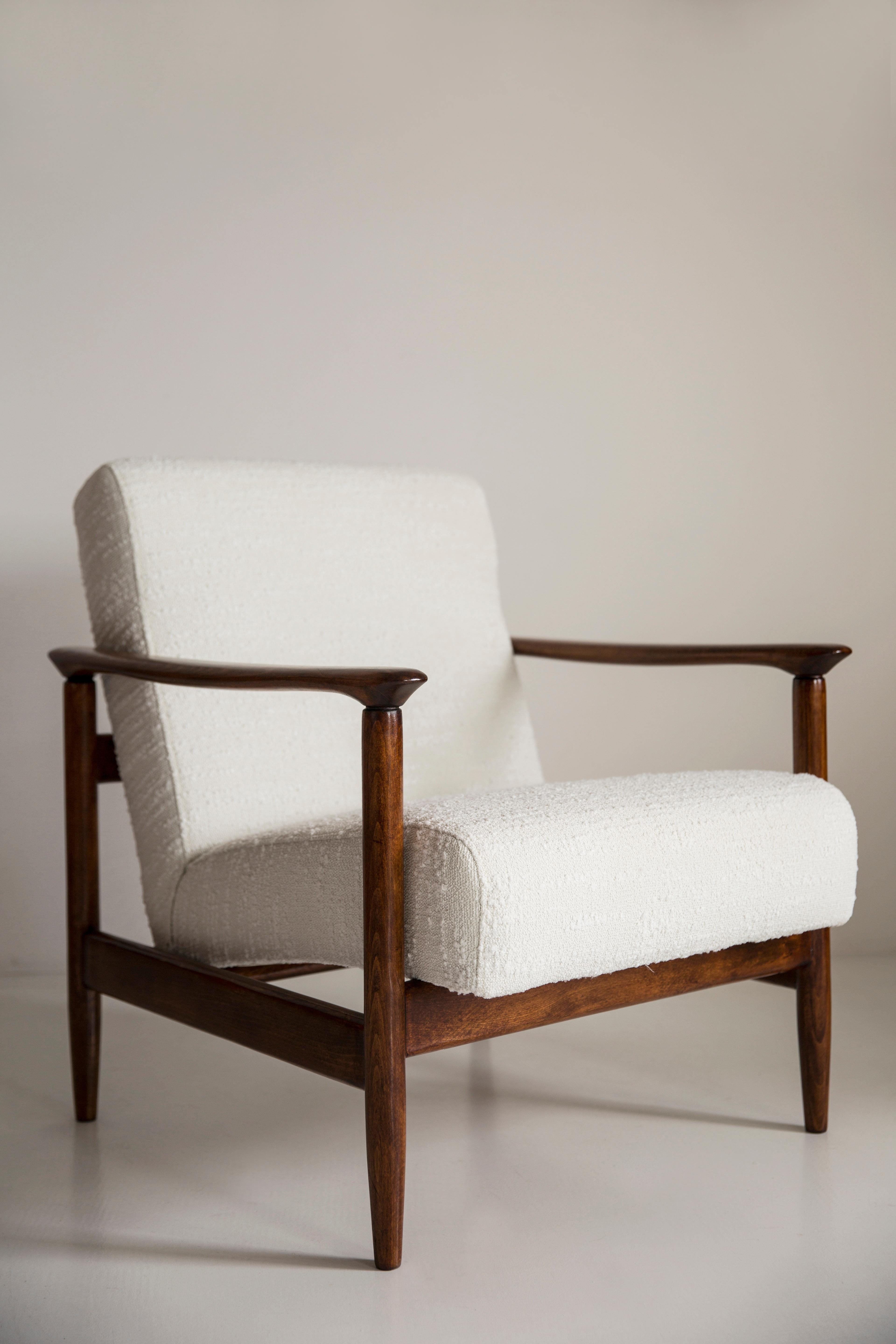 Beautiful white boucle Armchair GFM-142, designed by Edmund Homa, a polish architect, designer of Industrial Design and interior architecture, professor at the Academy of Fine Arts in Gdansk. 

The armchair was made in the 1960s in the Gosciecinska