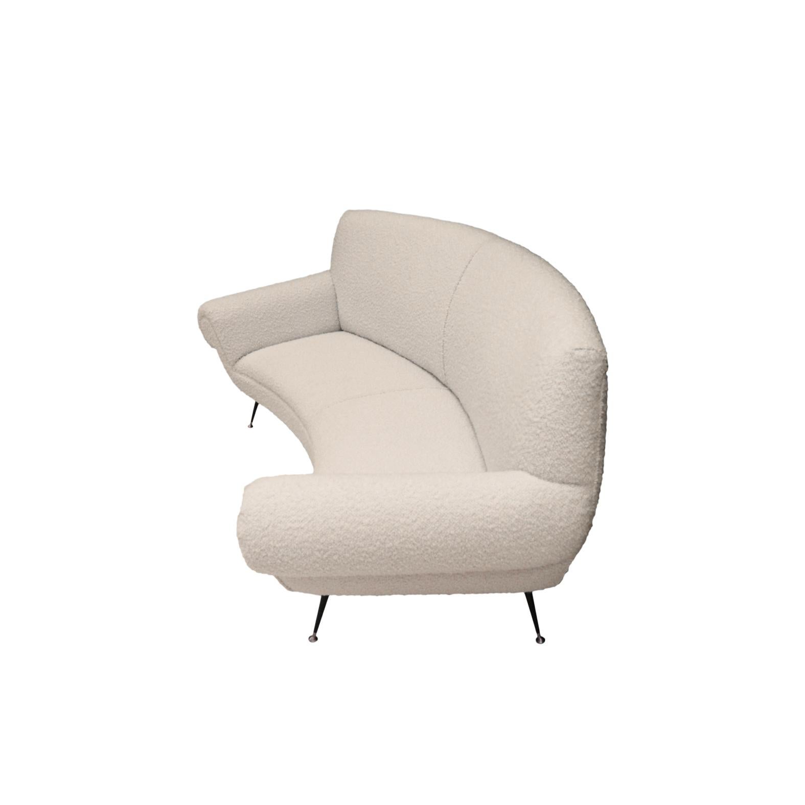 The white bouclé sofa designed by the renowned Italian designer Gigi Radice and produced by Minotti showcases the perfect blend of craftsmanship and contemporary design. Radice, known for his iconic contributions to mid-century modern furniture, was