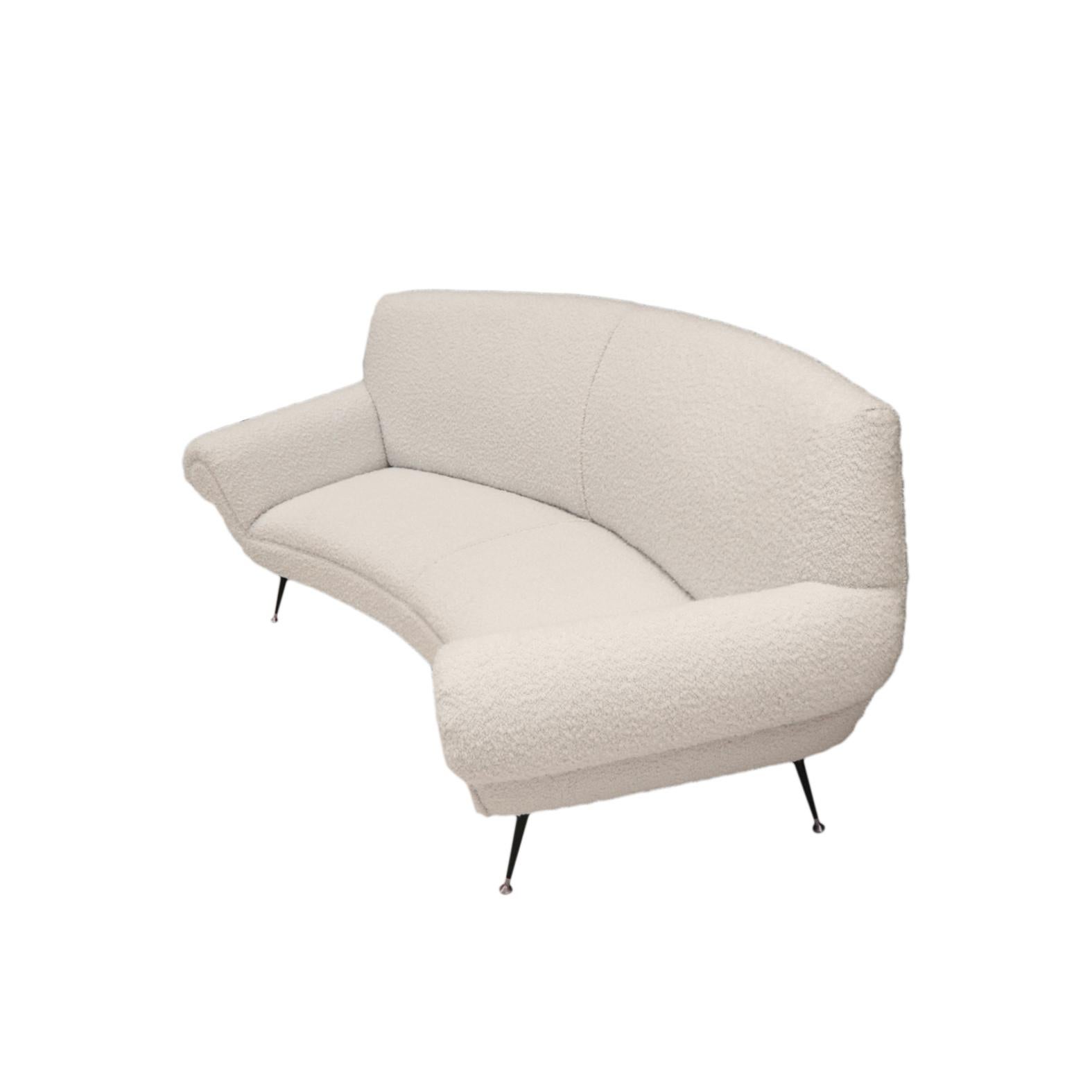 The white bouclé sofa designed by the renowned Italian designer Gigi Radice and produced by Minotti showcases the perfect blend of craftsmanship and contemporary design. Radice, known for his iconic contributions to mid-century modern furniture, was