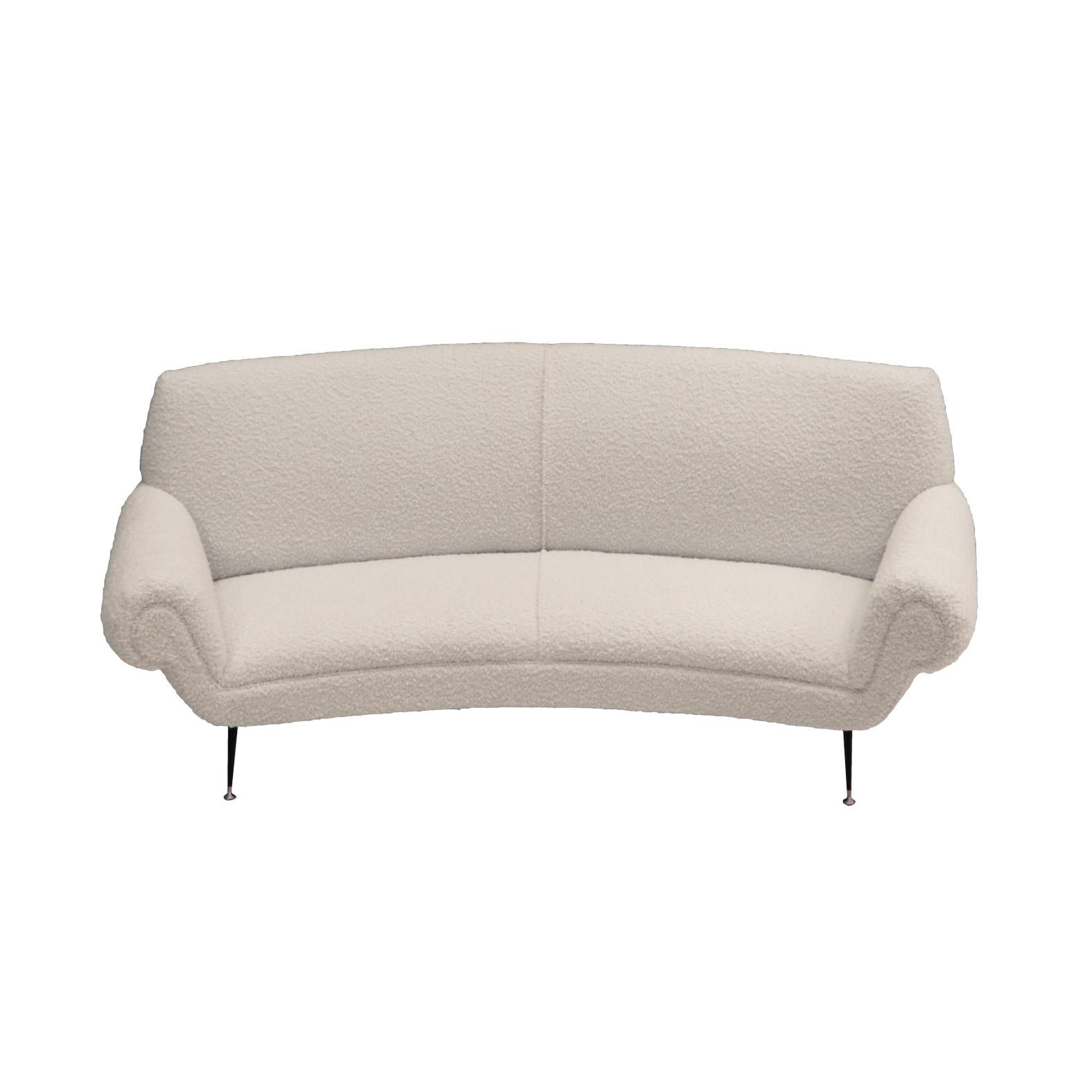 Mid-Century White Boucle Curved Sofa with Six Legs by Gigi Radice for Minotti For Sale 1