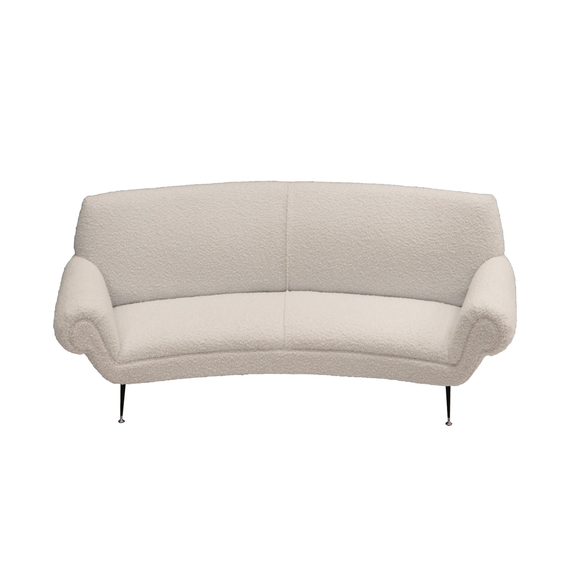 Divano curvo in bouclé bianco a sei gambe di metà secolo di Gigi Radice per Minotti in vendita
