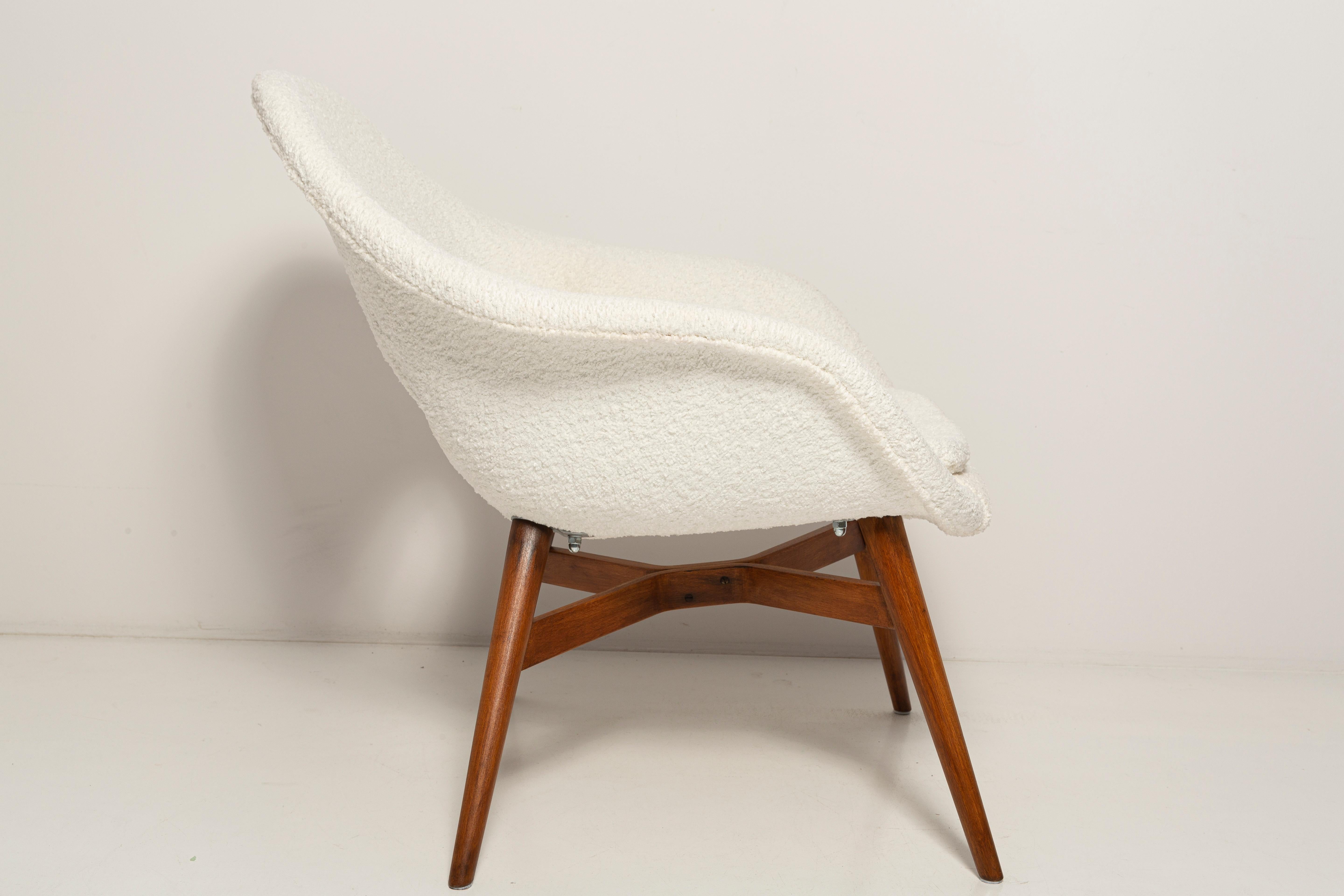 Mid-Century White Boucle Shell Chair, Miroslav Navratil, Czechoslovakia, 1960s In Excellent Condition For Sale In 05-080 Hornowek, PL