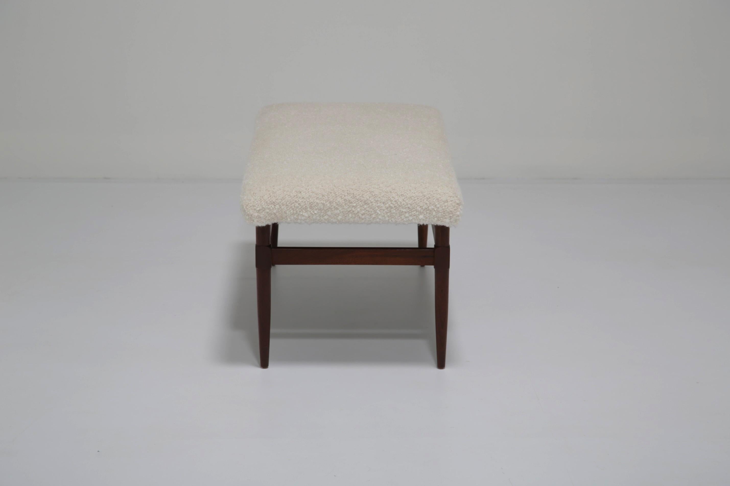 Sitzbank aus weißem Bouclé und Nussbaumholz aus der Mitte des Jahrhunderts, 1960er Jahre. im Angebot 5