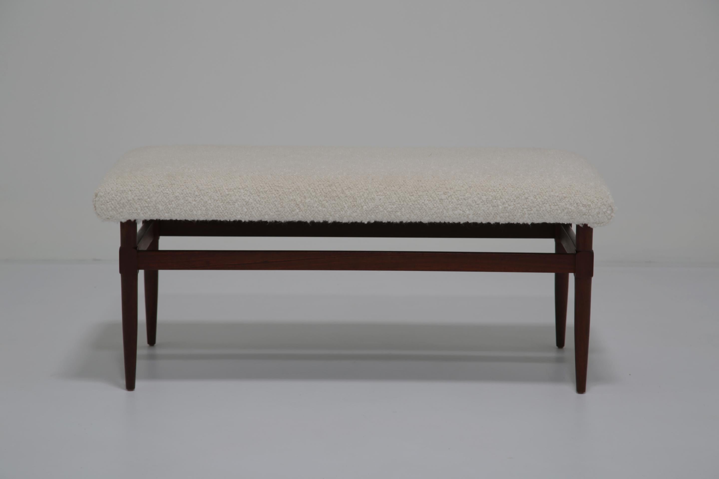 Sitzbank aus weißem Bouclé und Nussbaumholz aus der Mitte des Jahrhunderts, 1960er Jahre. (Moderne der Mitte des Jahrhunderts) im Angebot