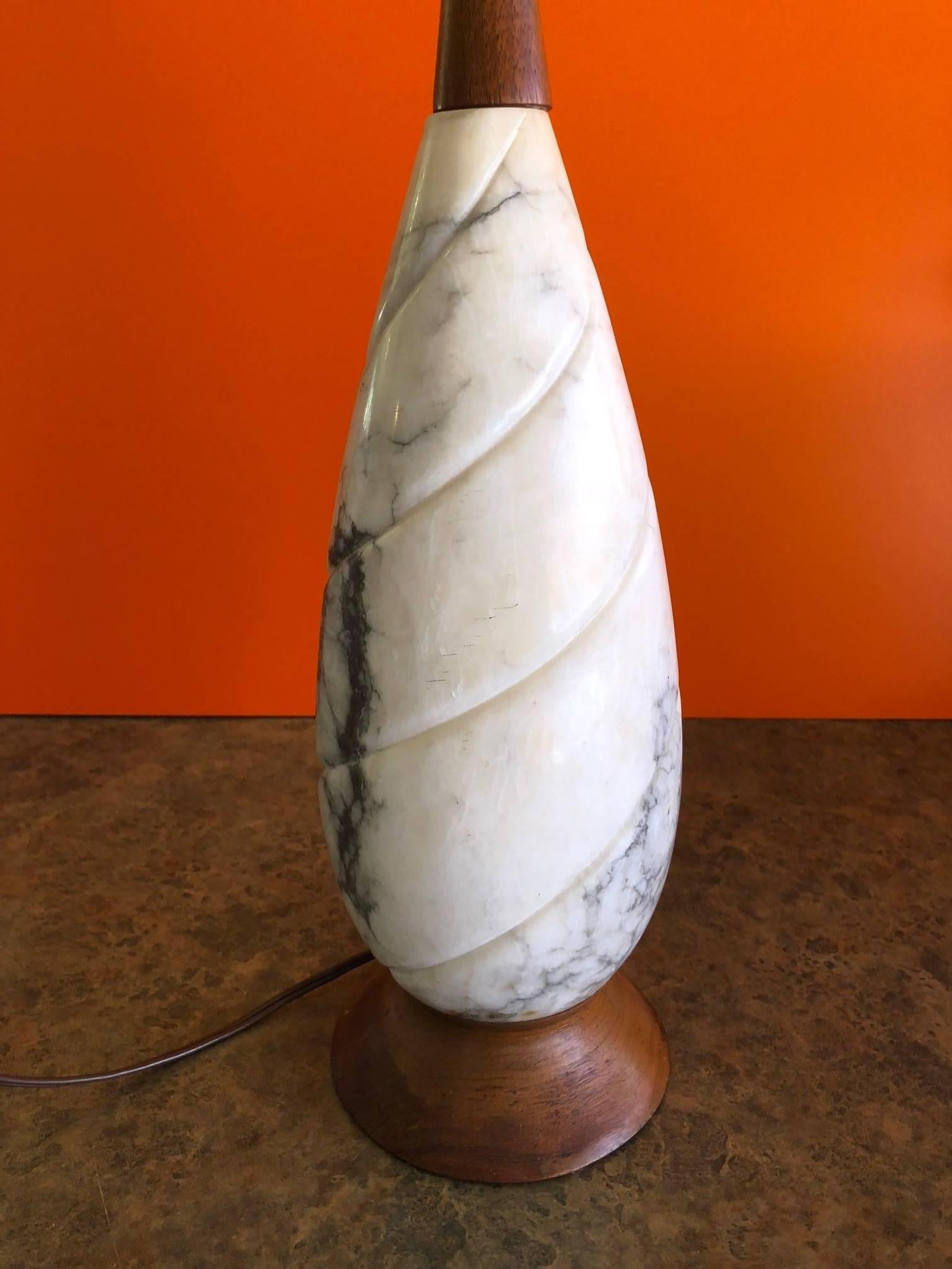 Midcentury White Carrara Marble and Walnut Table Lamp In Good Condition For Sale In San Diego, CA