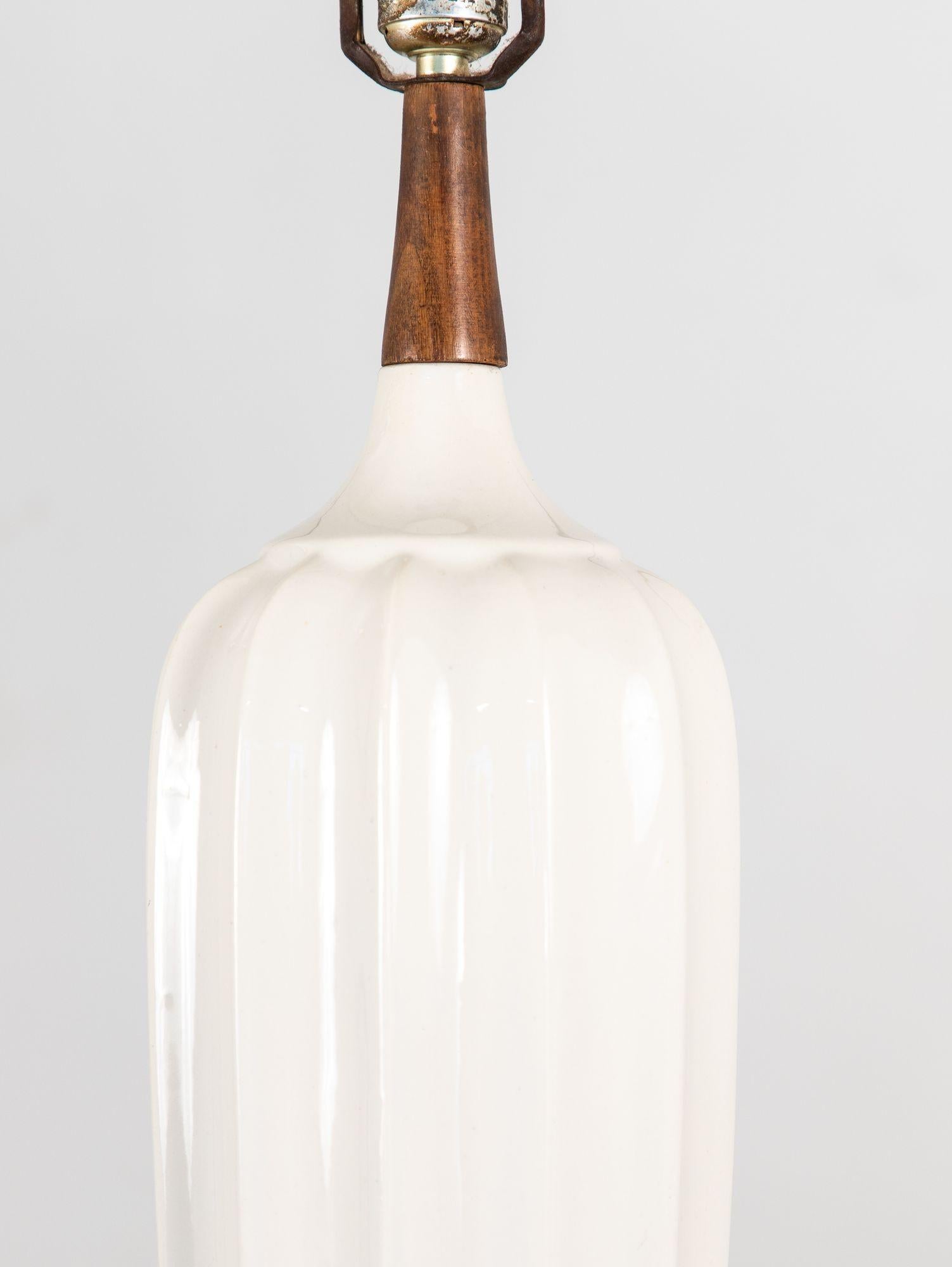 Mid-Century Modern Lampe de table du milieu du siècle en céramique blanche et noyer, Danemark, années 1960 en vente
