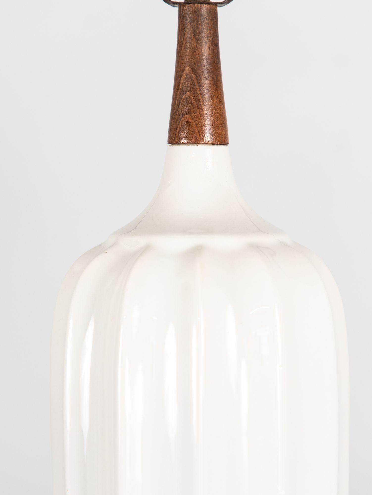 Danois Lampe de table du milieu du siècle en céramique blanche et noyer, Danemark, années 1960 en vente