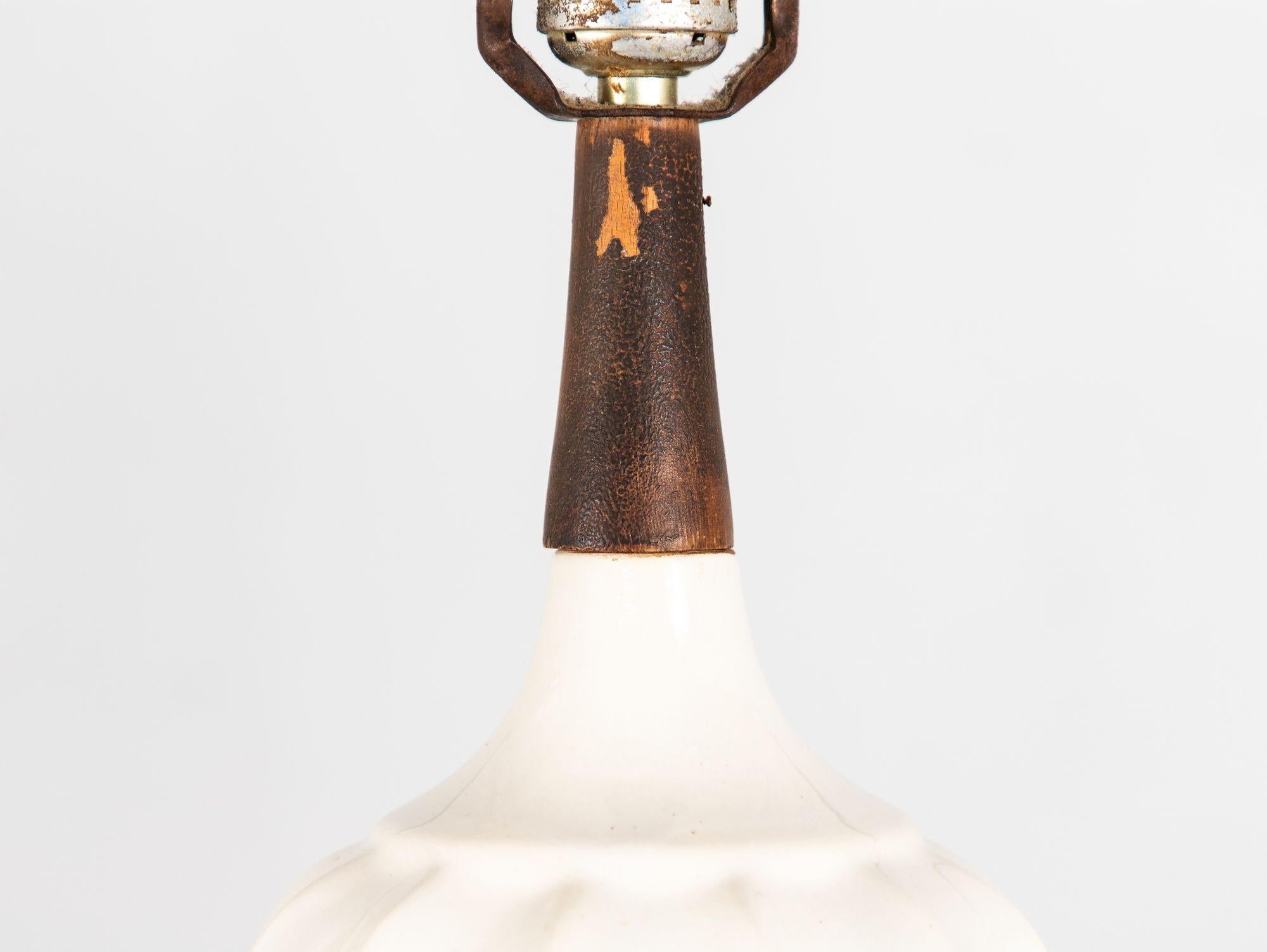 Danois Lampe de table du milieu du siècle en céramique blanche et noyer, Danemark, années 1960 en vente