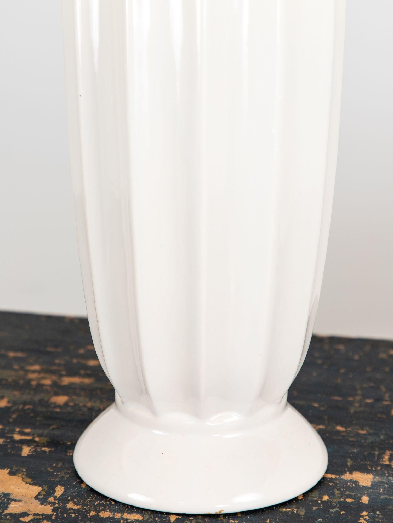 Lampe de table du milieu du siècle en céramique blanche et noyer, Danemark, années 1960 Bon état - En vente à South Salem, NY
