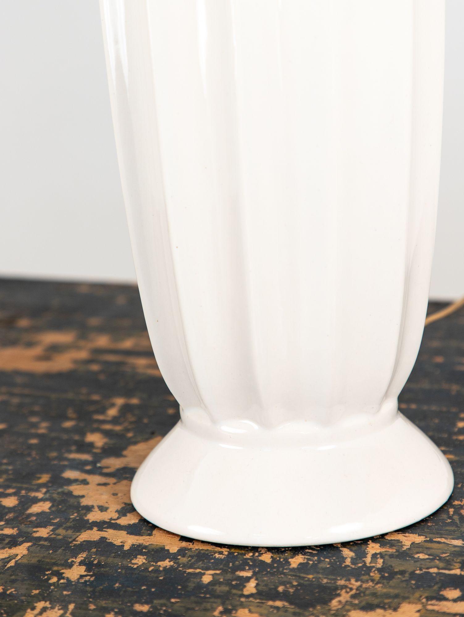 Lampe de table du milieu du siècle en céramique blanche et noyer, Danemark, années 1960 Bon état - En vente à South Salem, NY