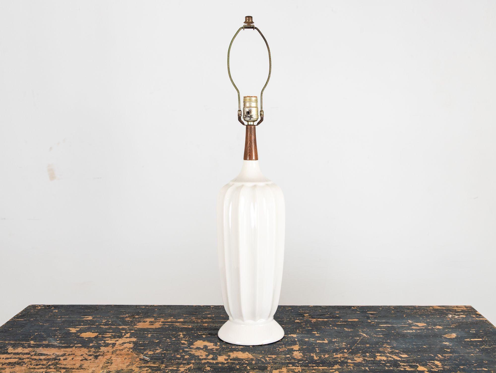 Milieu du XXe siècle Lampe de table du milieu du siècle en céramique blanche et noyer, Danemark, années 1960 en vente